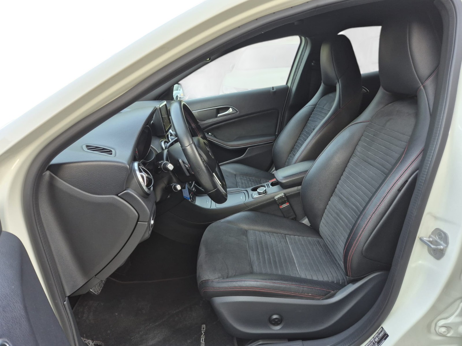 MERCEDES-BENZ GLA 250 AMG Line 4Matic 7G-DCT-image-13