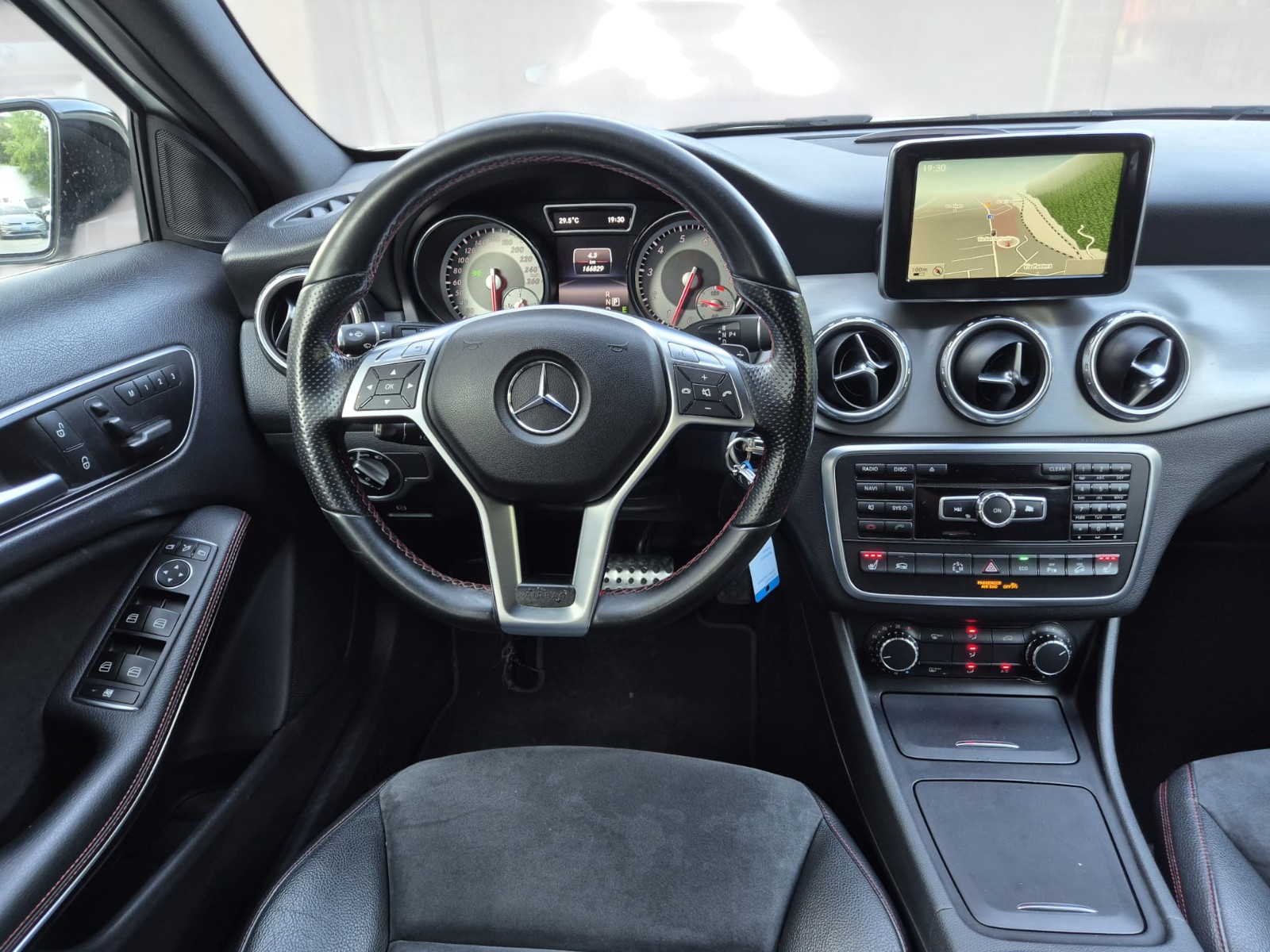 MERCEDES-BENZ GLA 250 AMG Line 4Matic 7G-DCT-image-10
