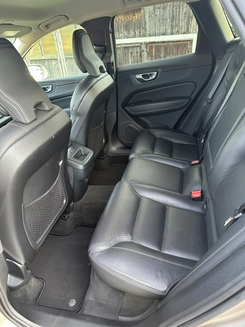 VOLVO 2.0 B5 MH Plus Dark AWD-image-6