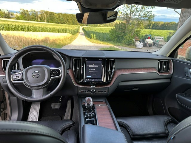 VOLVO 2.0 B5 MH Plus Dark AWD-image-1