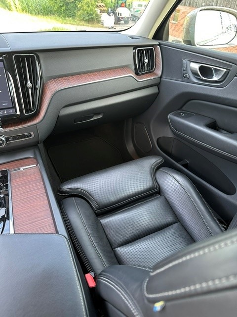 VOLVO 2.0 B5 MH Plus Dark AWD-image-8