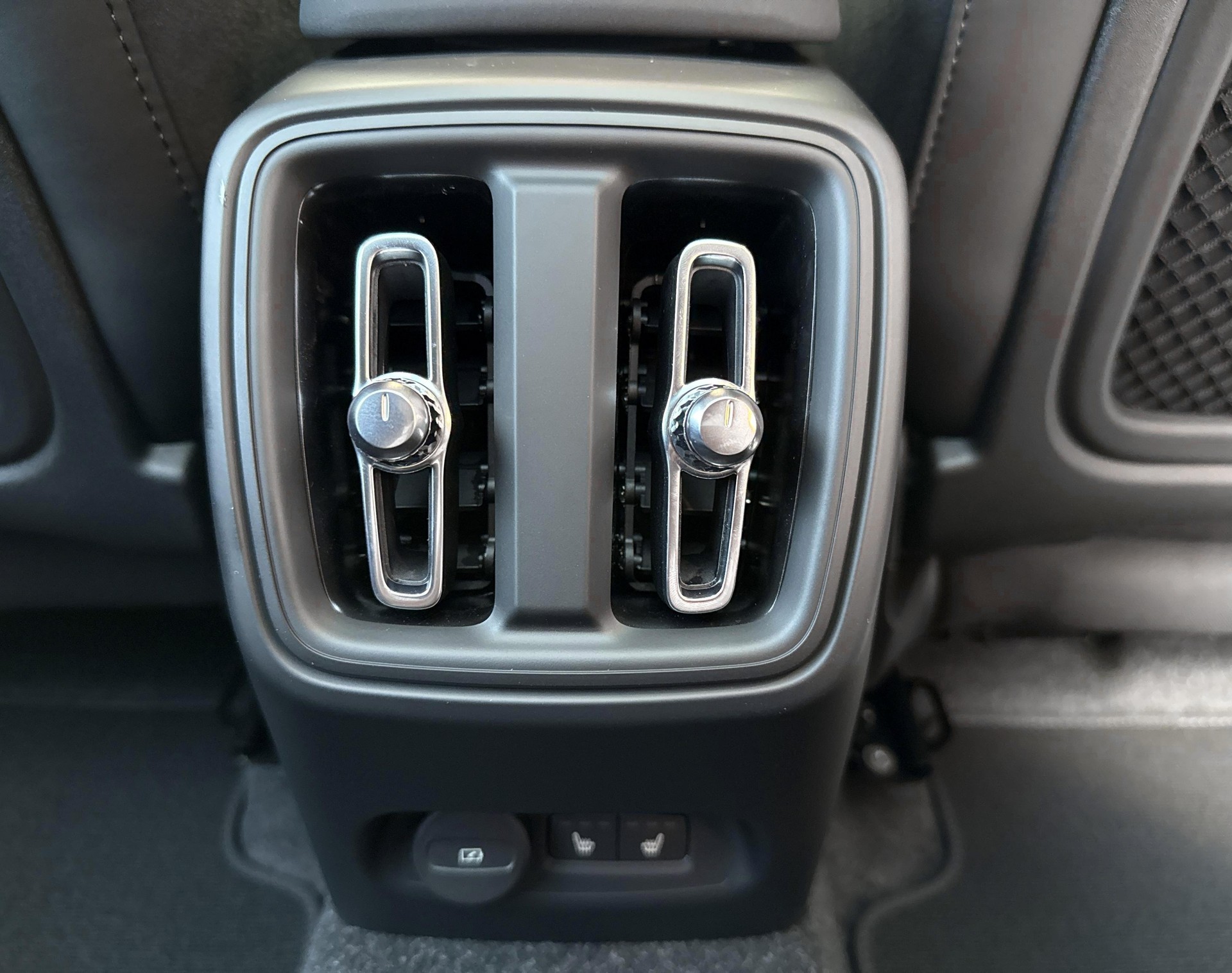 VOLVO EC40 Twin Ultra AWD-image-17