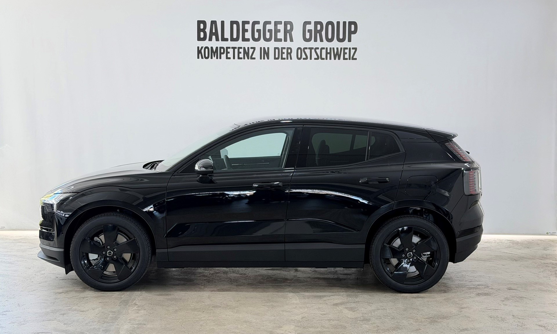 VOLVO EX 30 P8 Ultra XCENTRIC Black E-image-2
