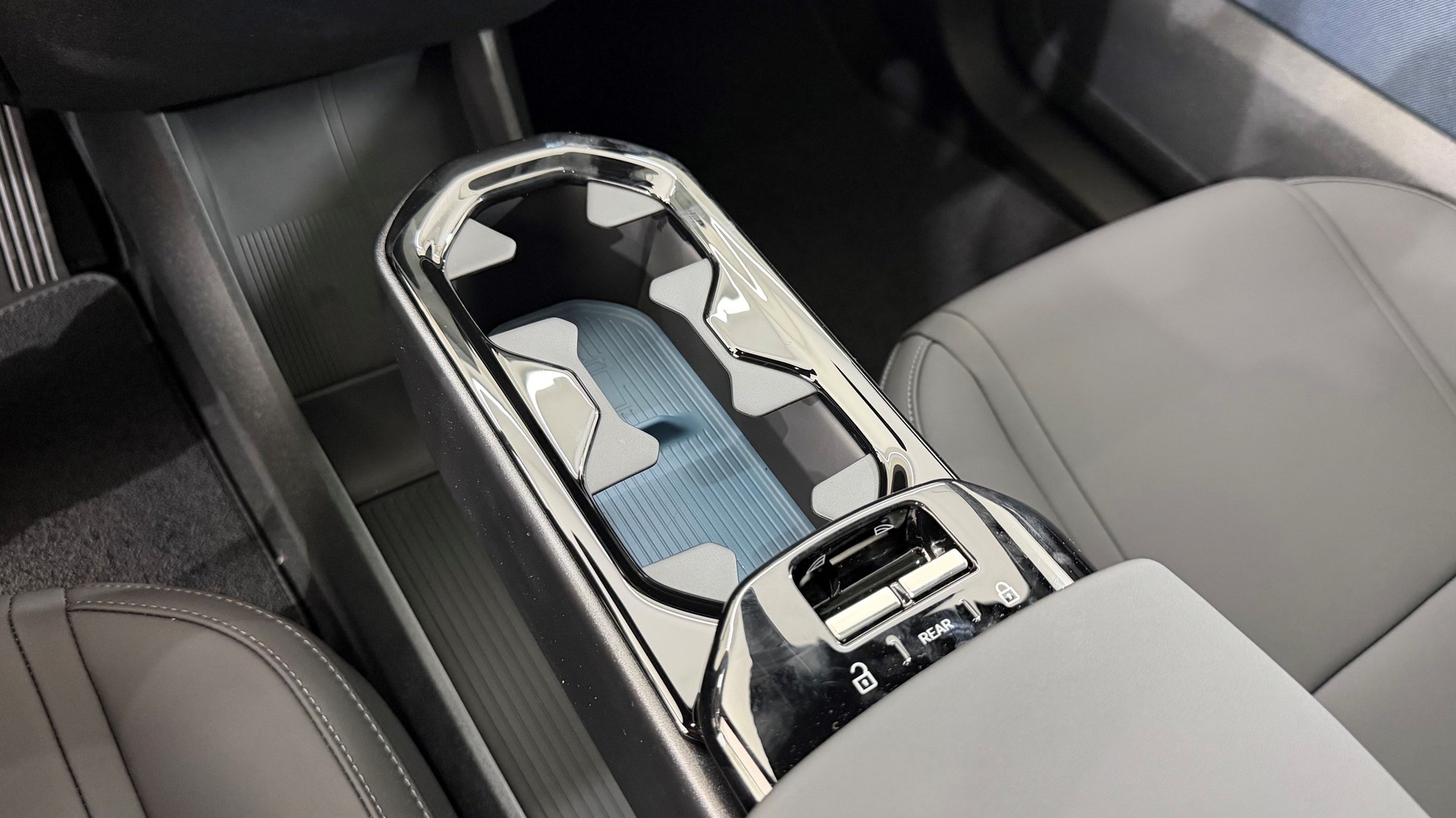 VOLVO EX 30 P8 Ultra XCENTRIC Black E-image-13