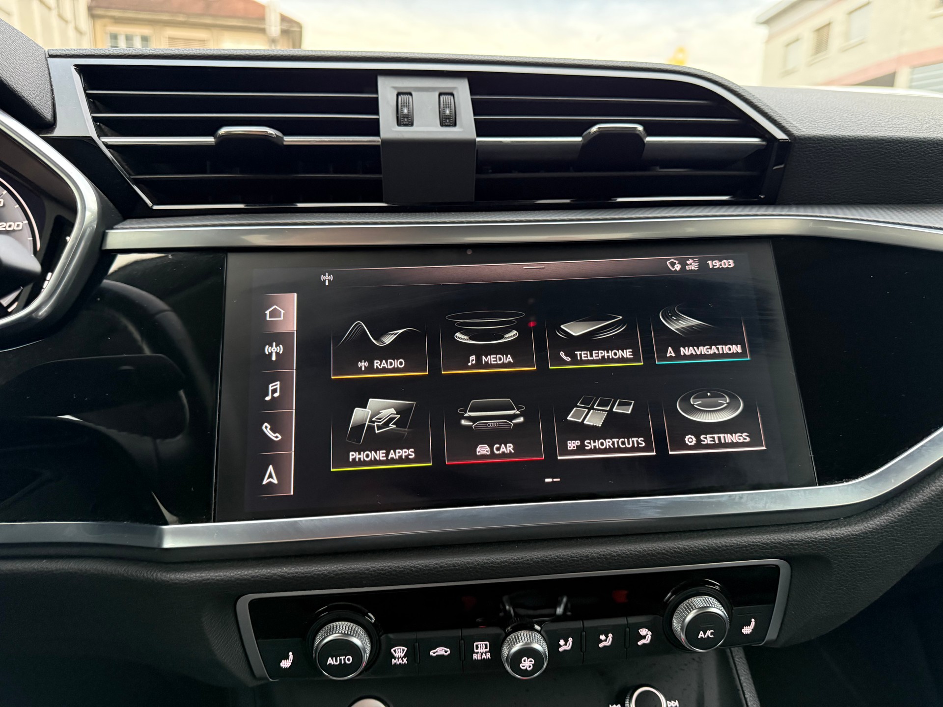 AUDI Q3 35 TDI S-tronic-image-17