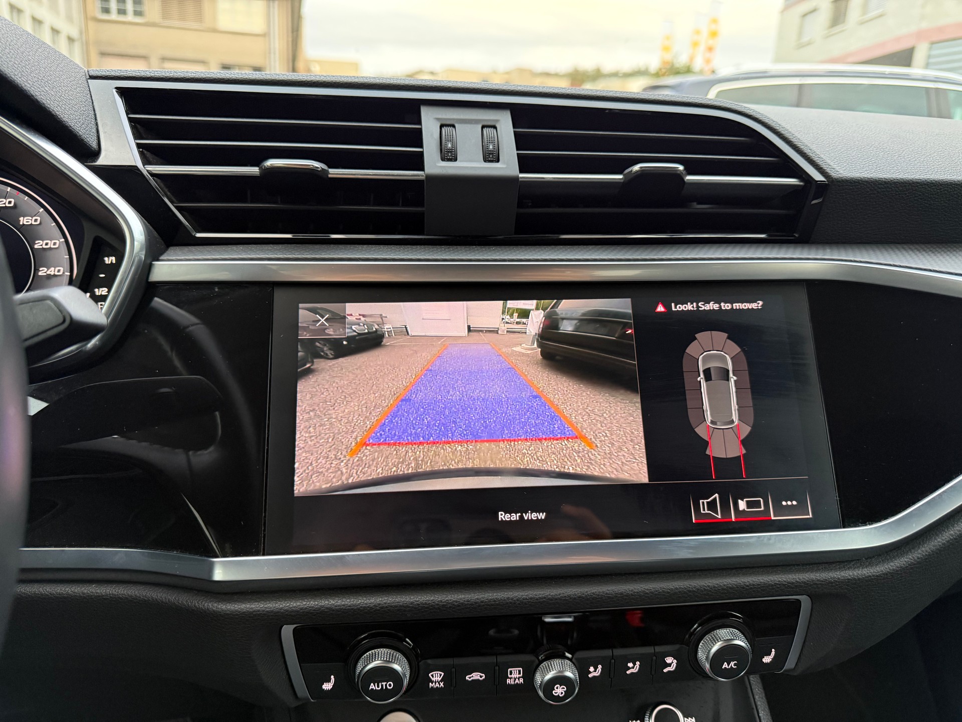 AUDI Q3 35 TDI S-tronic-image-15
