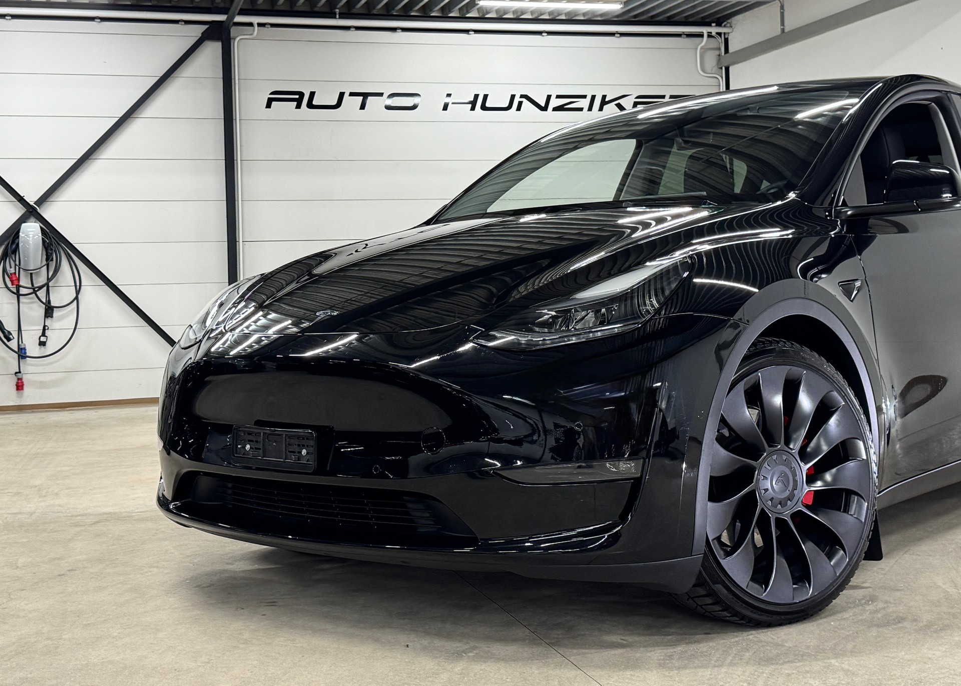 TESLA Model Y Black-Performance 534PSAllrad / Autopilot 3.0 inkl. FSD / AHK-image-1