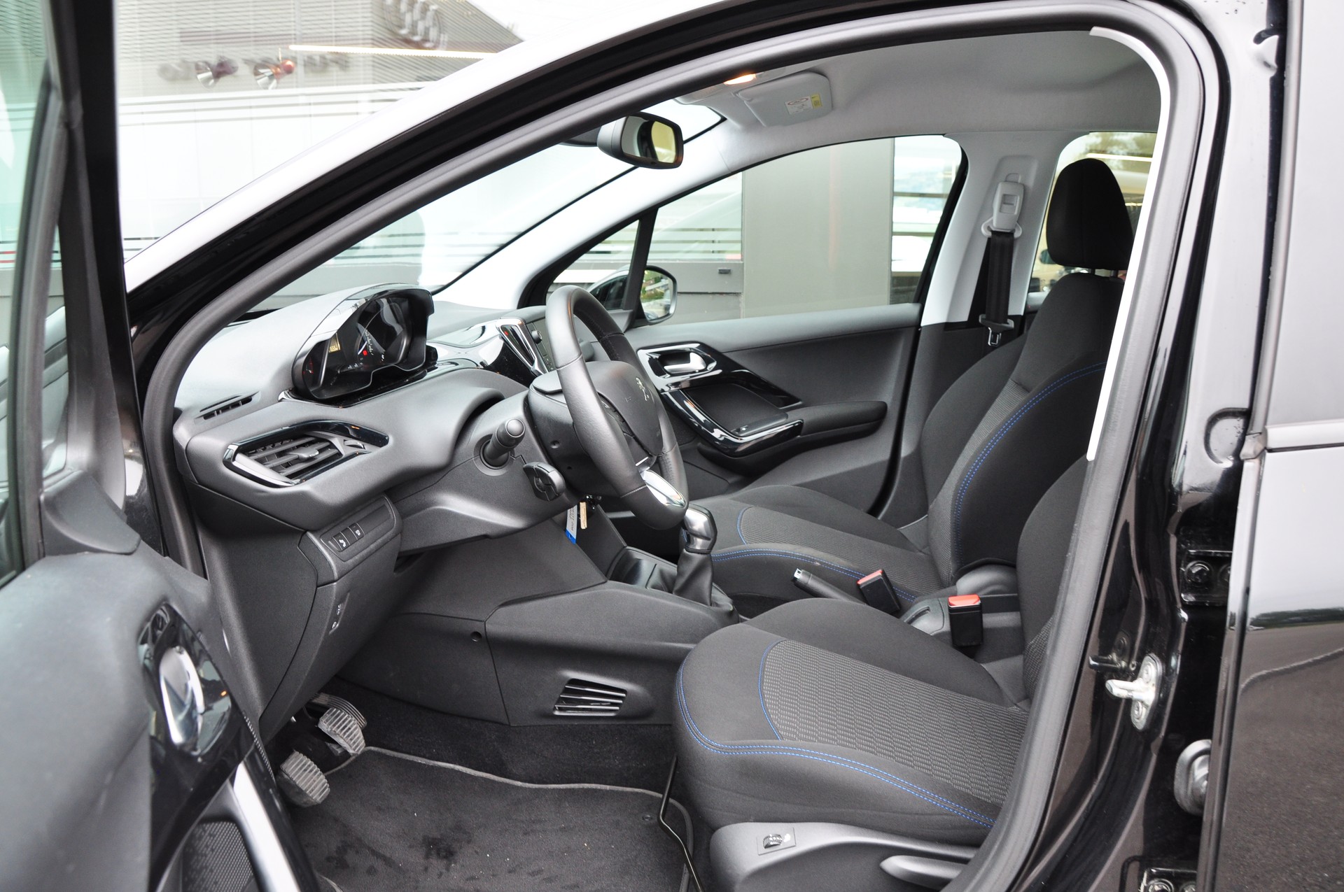 PEUGEOT 208 1.2 PureTech Signature-image-16