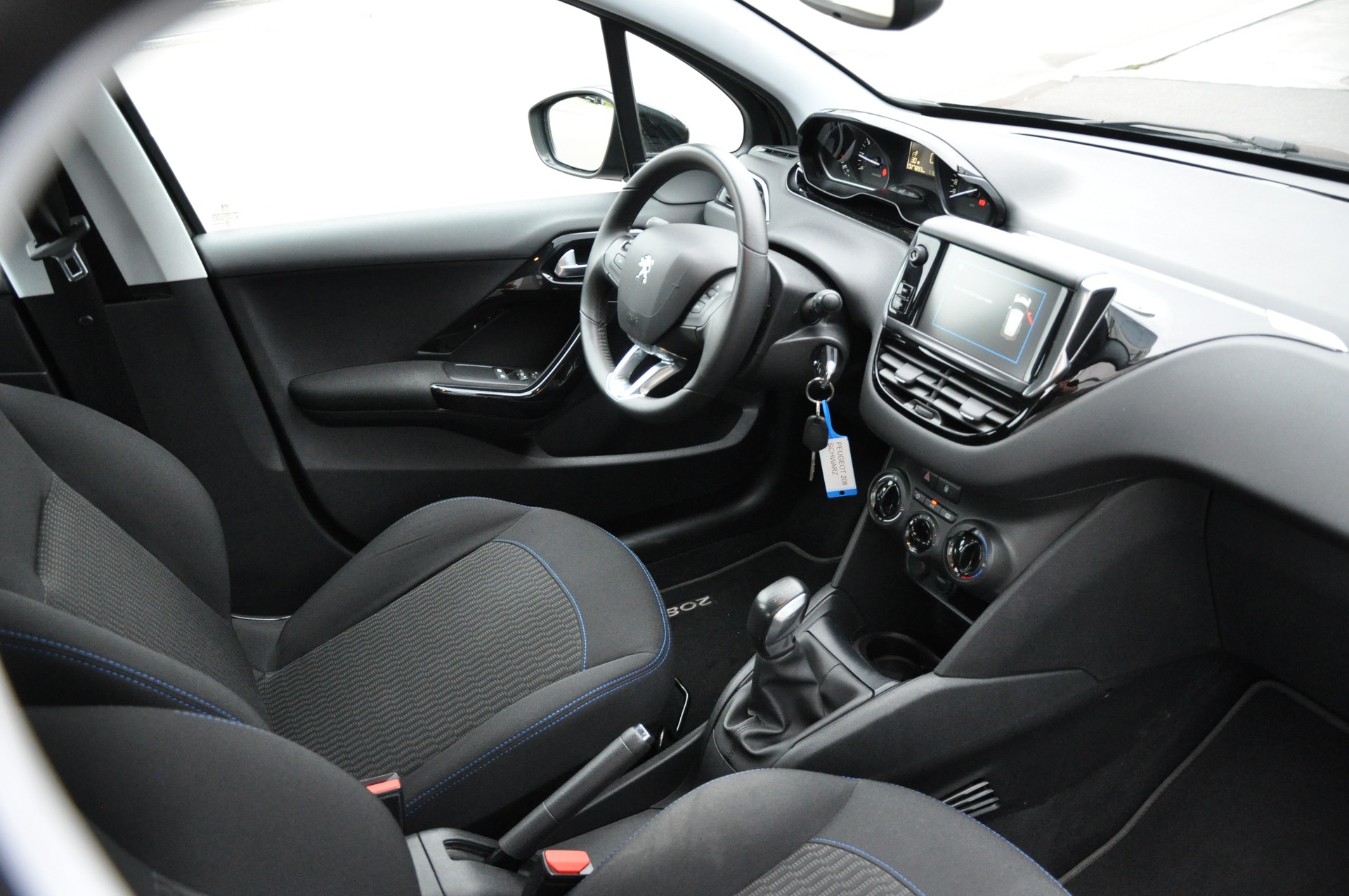 PEUGEOT 208 1.2 PureTech Signature-image-13