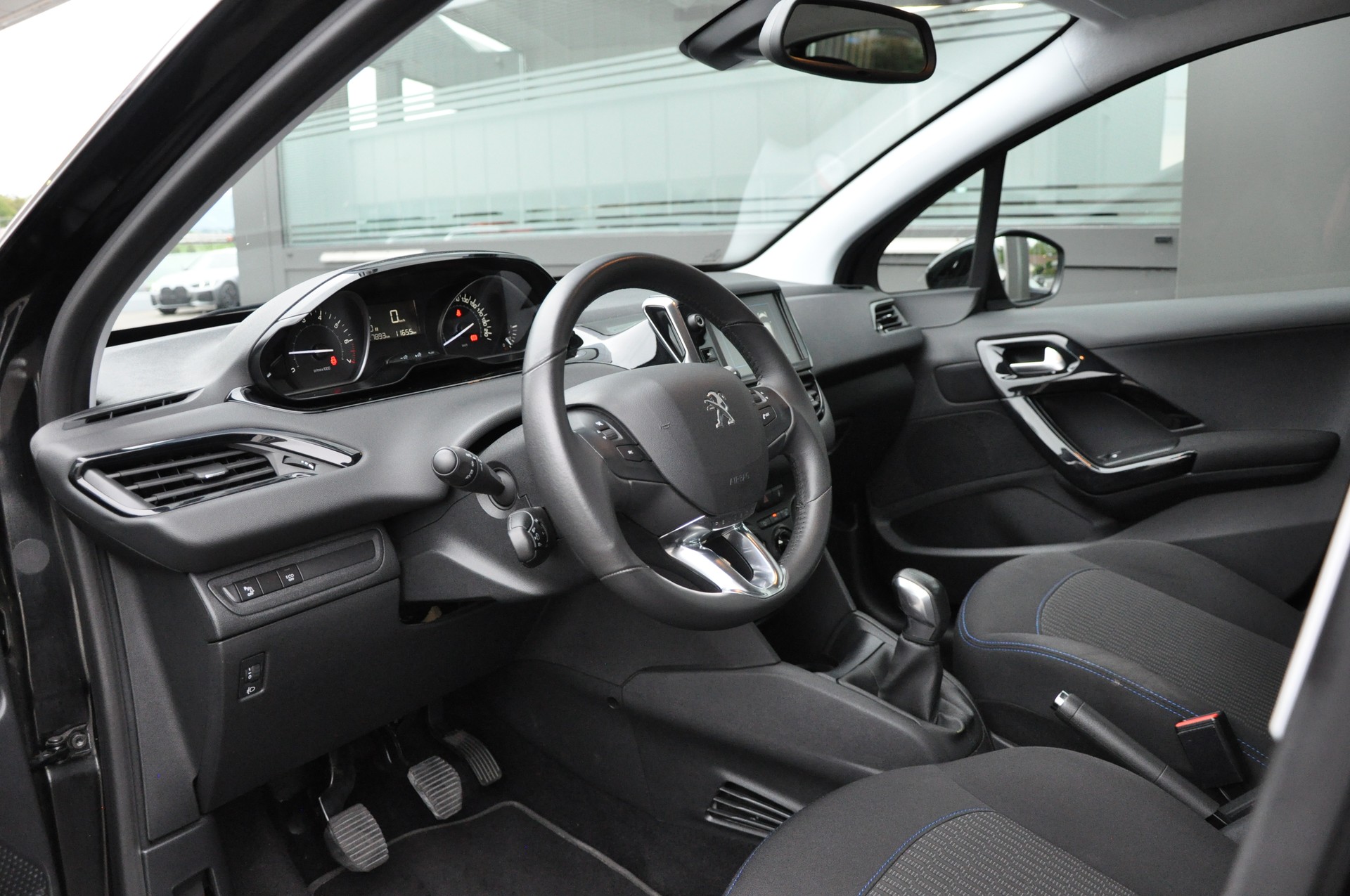 PEUGEOT 208 1.2 PureTech Signature-image-15