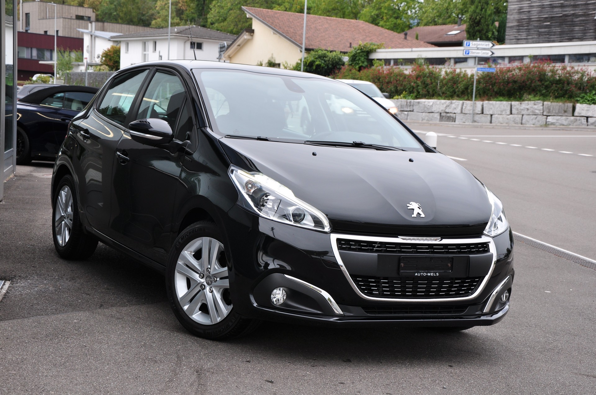 PEUGEOT 208 1.2 PureTech Signature-image-10