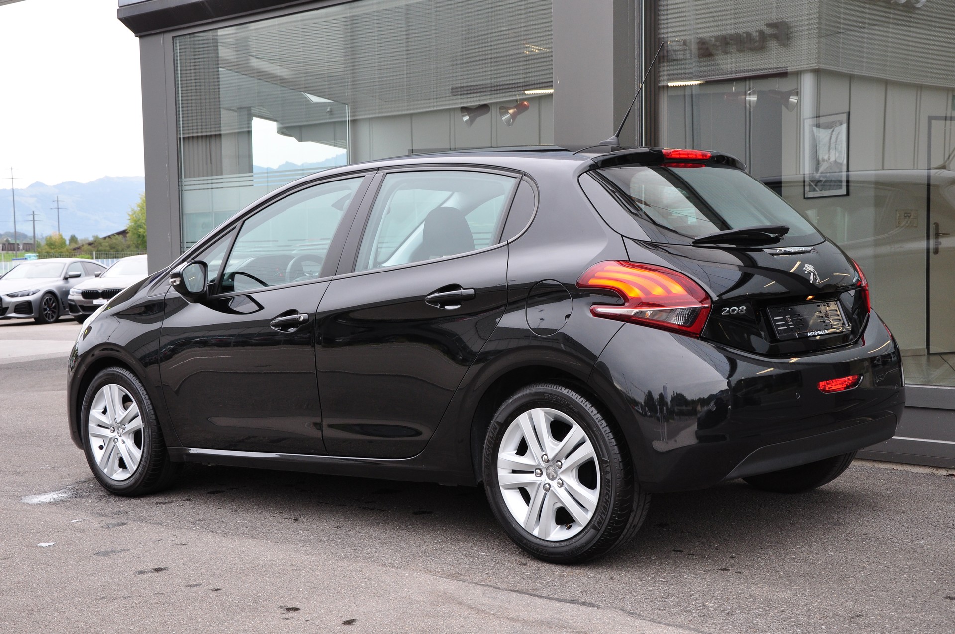 PEUGEOT 208 1.2 PureTech Signature-image-6