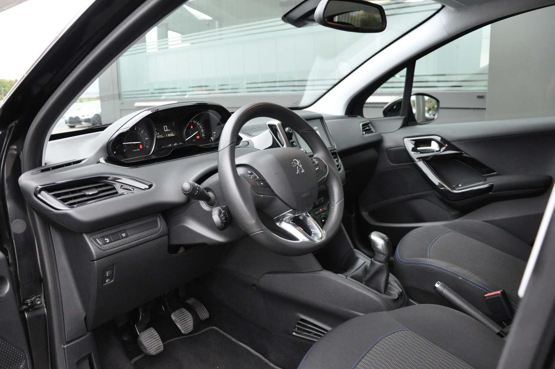 PEUGEOT 208 1.2 PureTech Signature-image-17