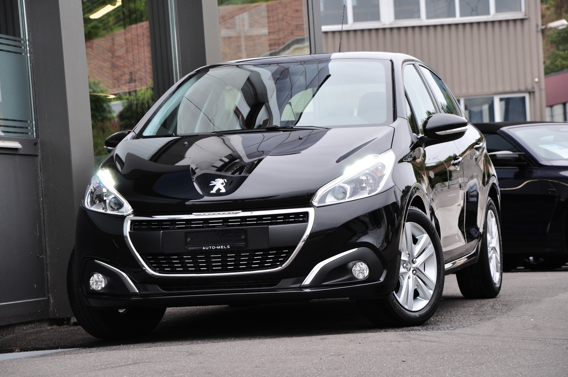 PEUGEOT 208 1.2 PureTech Signature-image-1