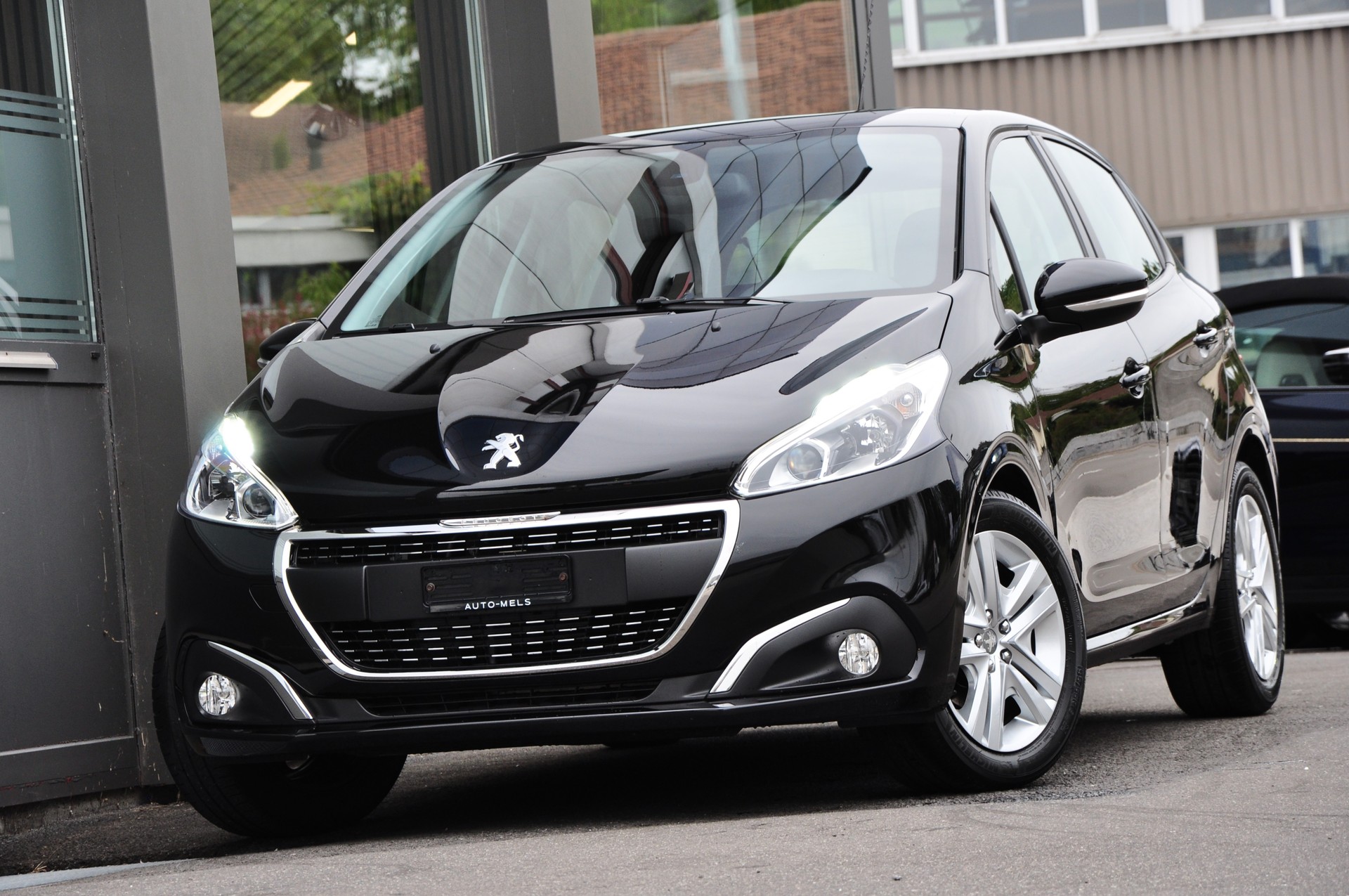 PEUGEOT 208 1.2 PureTech Signature-image-0