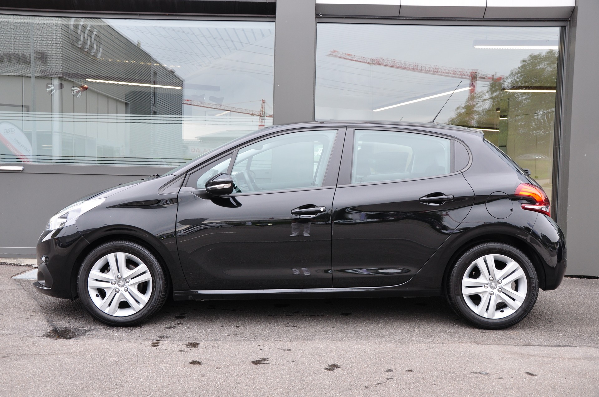 PEUGEOT 208 1.2 PureTech Signature-image-5