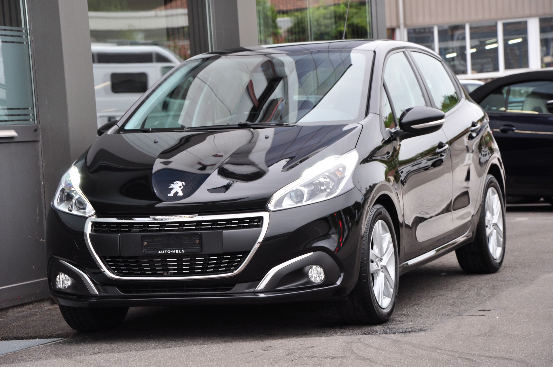 PEUGEOT 208 1.2 PureTech Signature-image-2