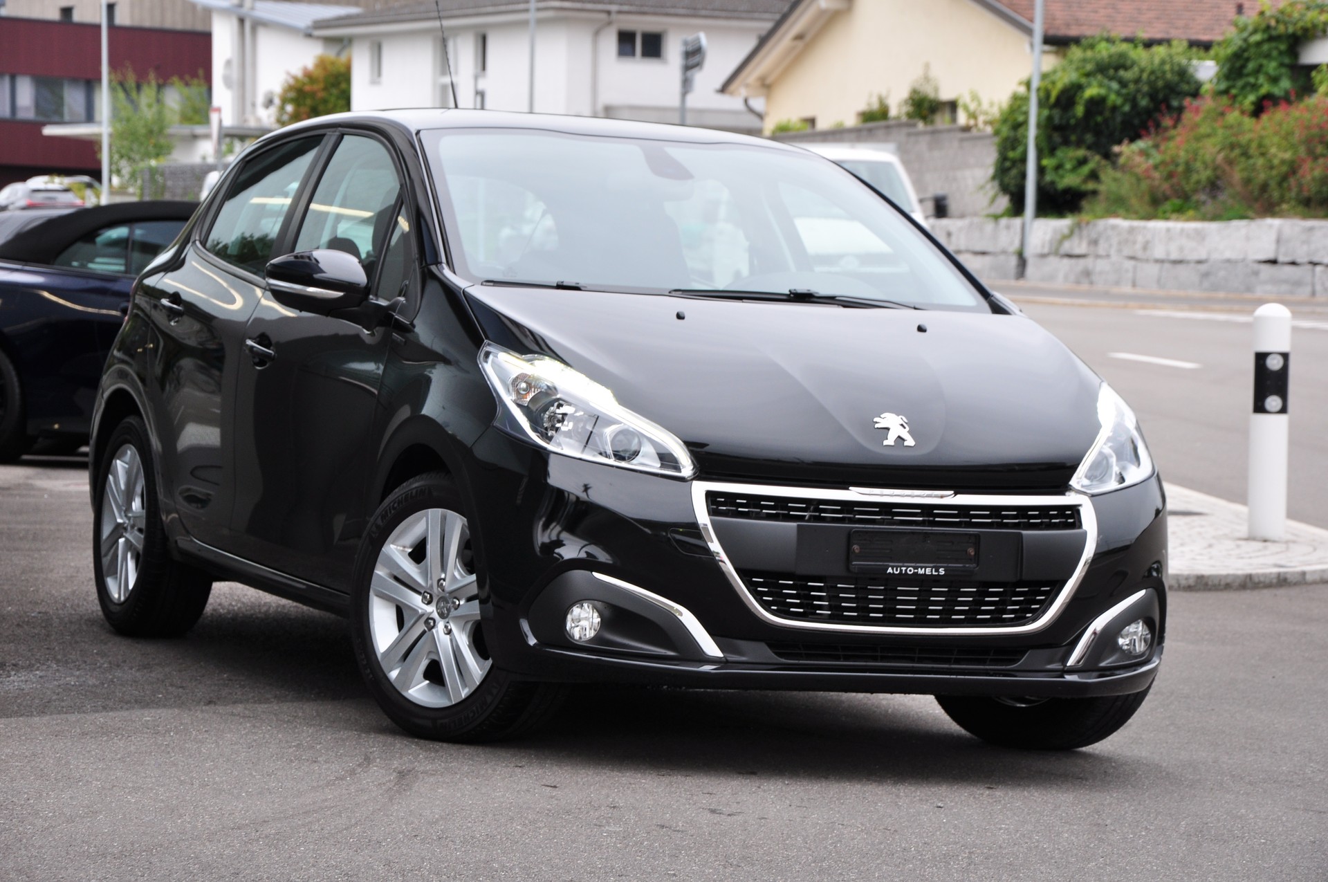 PEUGEOT 208 1.2 PureTech Signature-image-9
