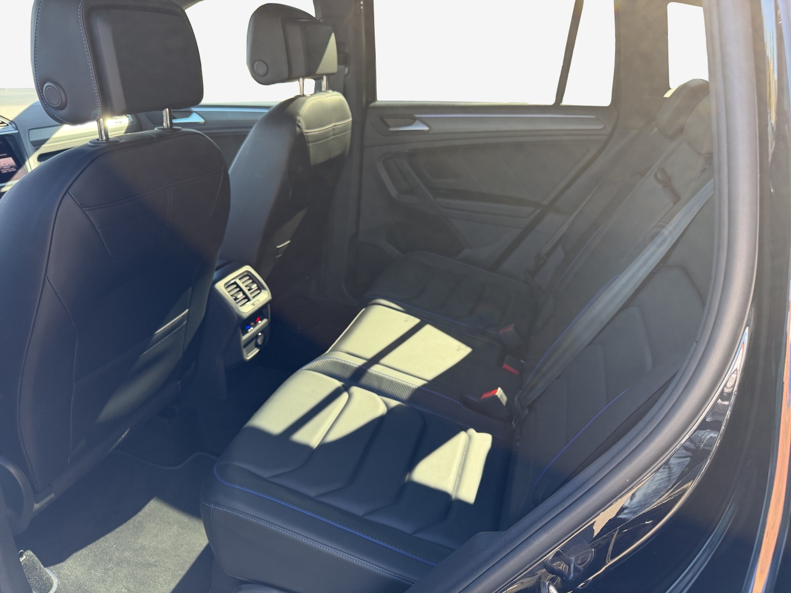 VW Tiguan 2.0TSI R 4Motion DSG-image-11