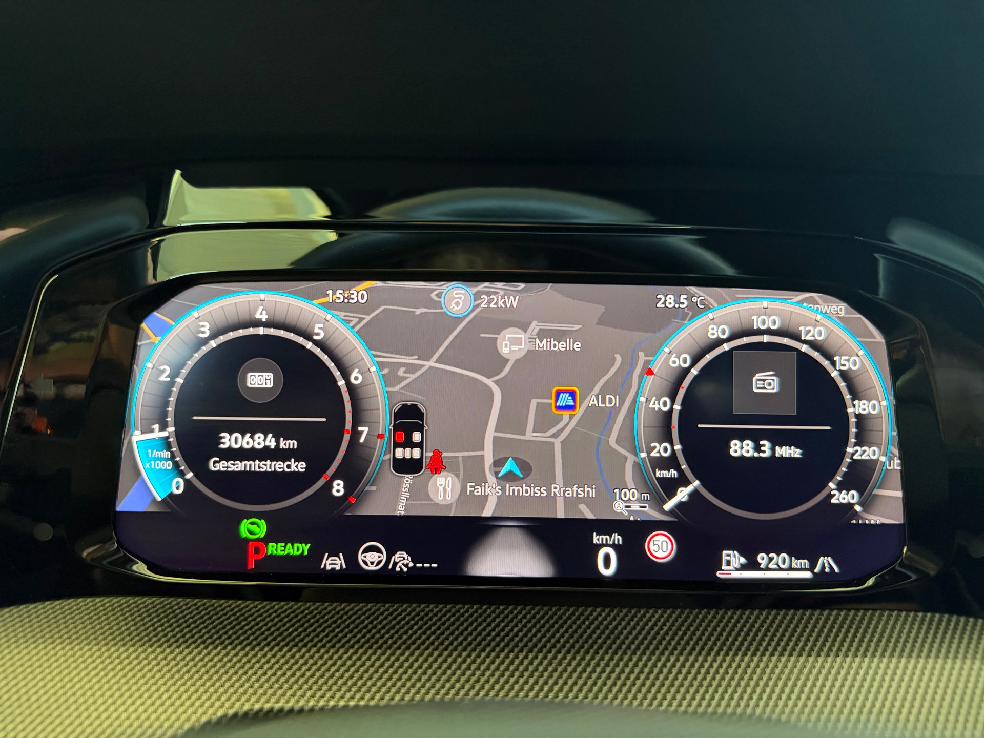 VW Golf VIII 1.5 eTSI R-Line DSG-image-11