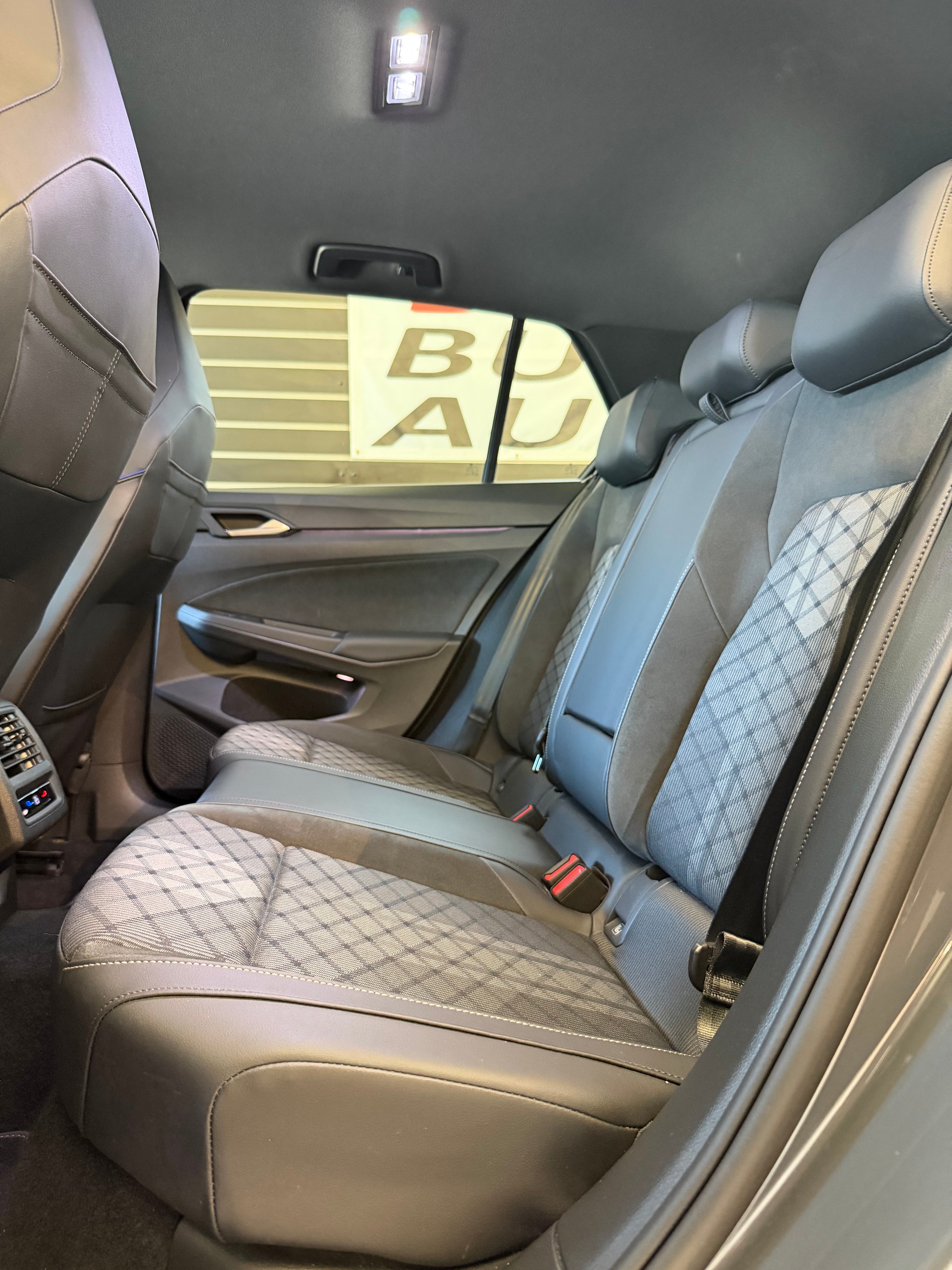 VW Golf VIII 1.5 eTSI R-Line DSG-image-8