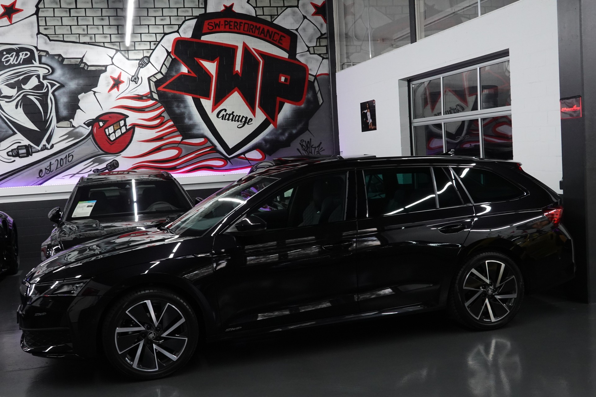 SKODA OCTAVIA COMBI 2.0 TSI DSG BLACK SPORT LINE 4x4-showroom-element-1