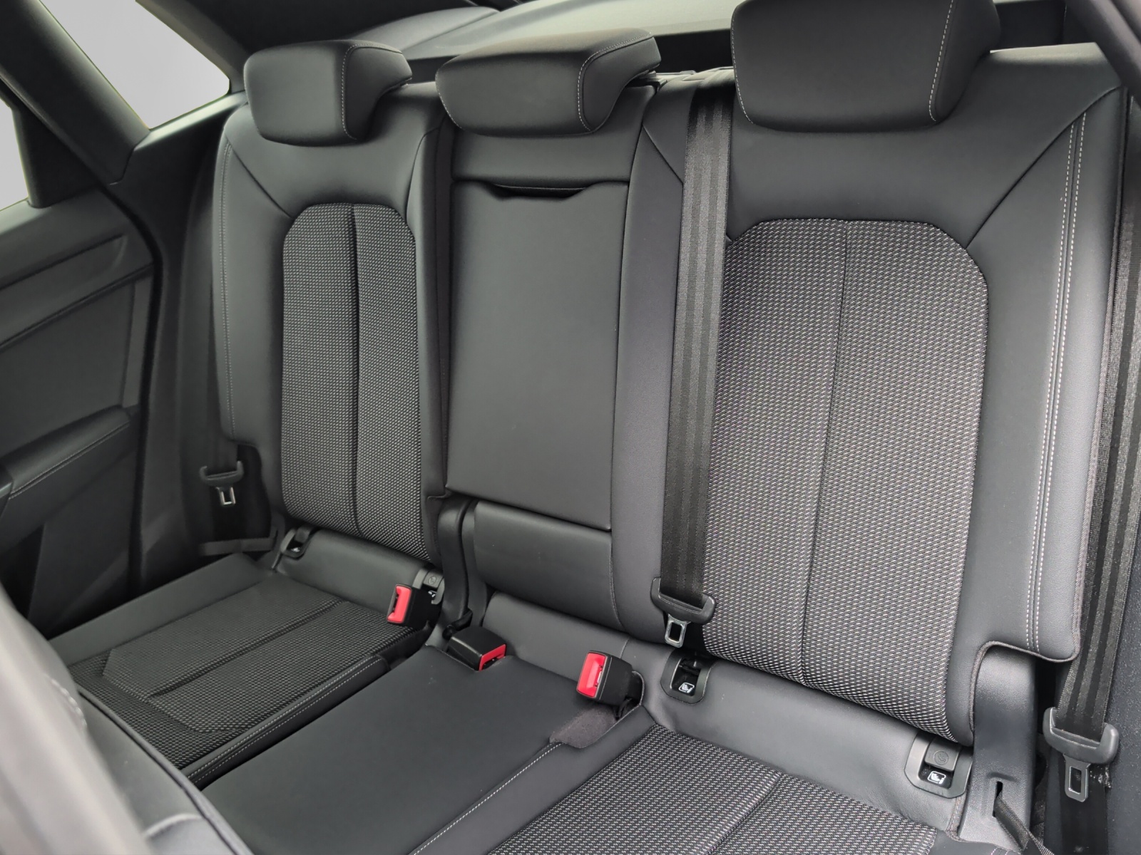 AUDI Q3 35 TFSI S line Attraction S-tronic-image-10