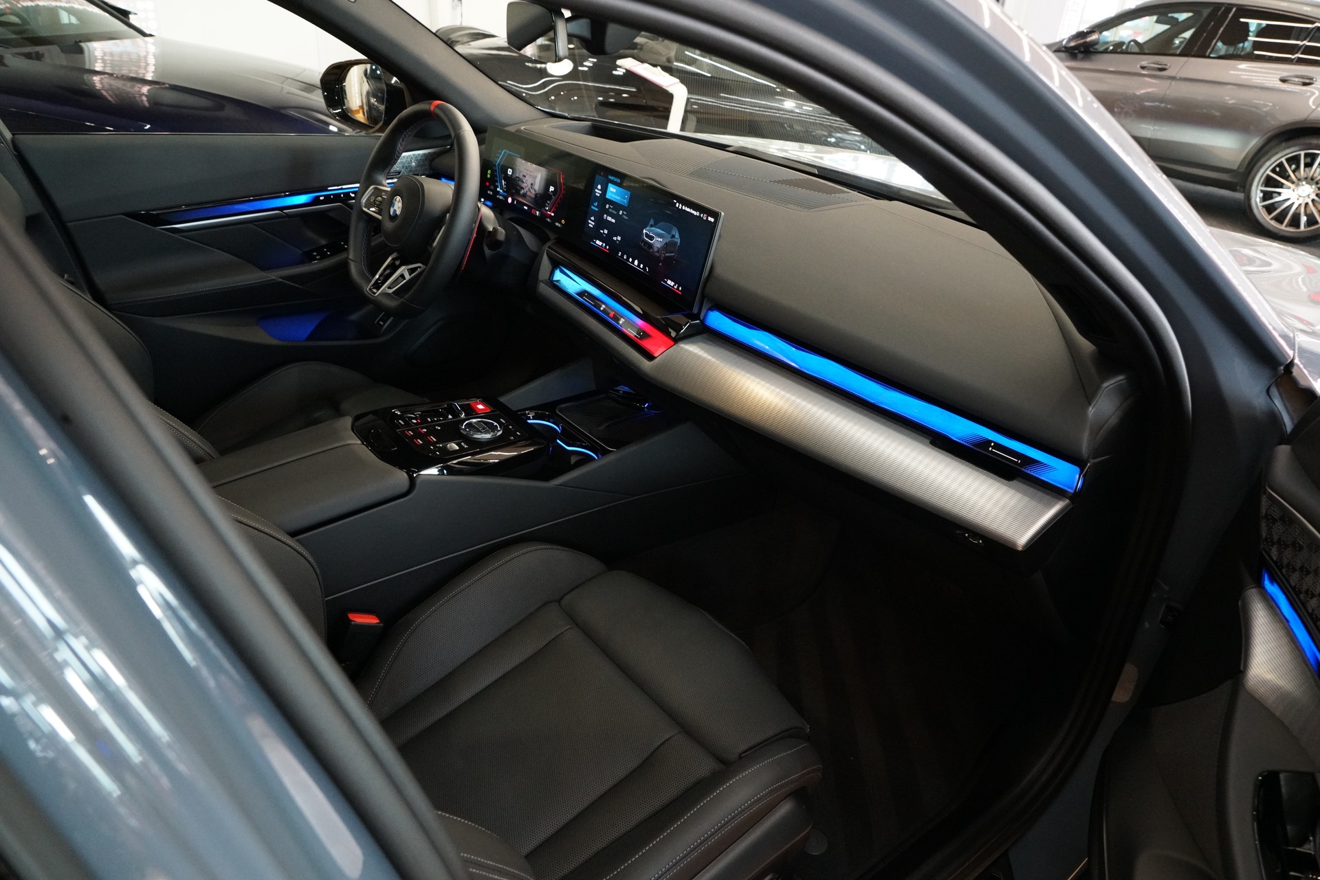 BMW M5 xDrive Touring Individual Storm Bay-image-17