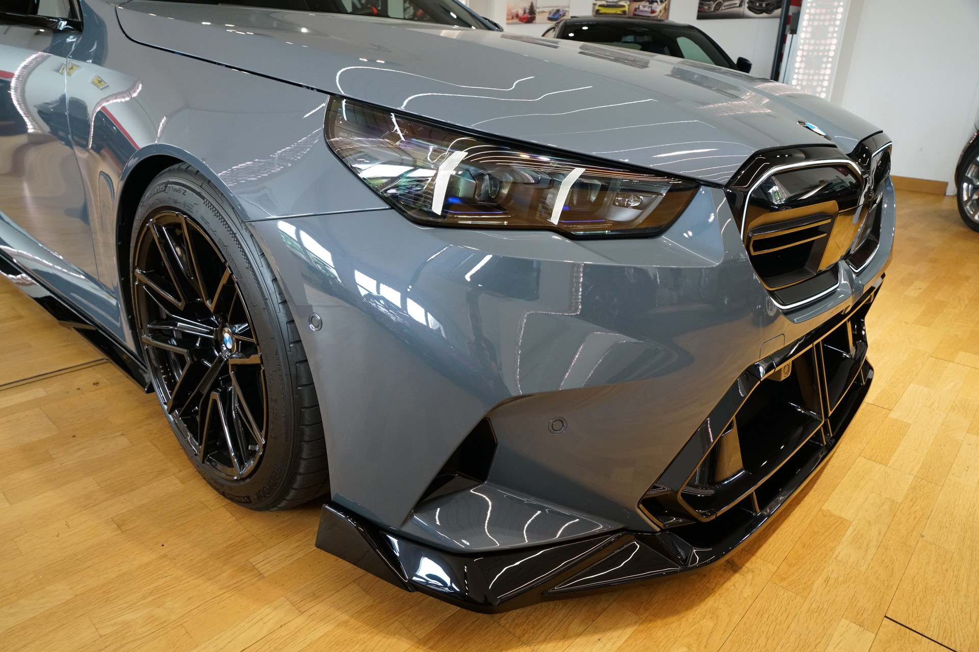 BMW M5 xDrive Touring Individual Storm Bay-image-3