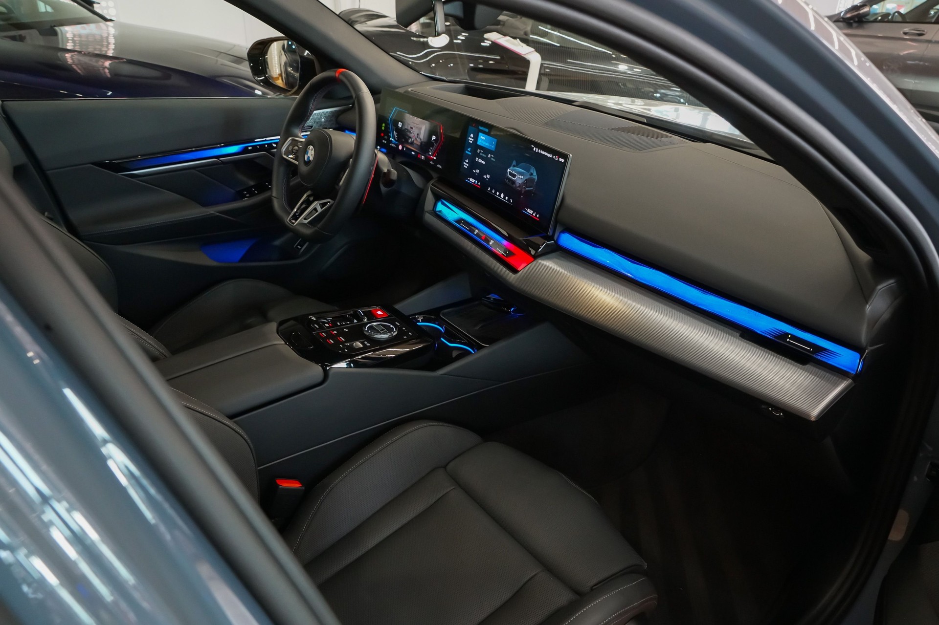 BMW M5 xDrive Individual Storm Bay-image-17