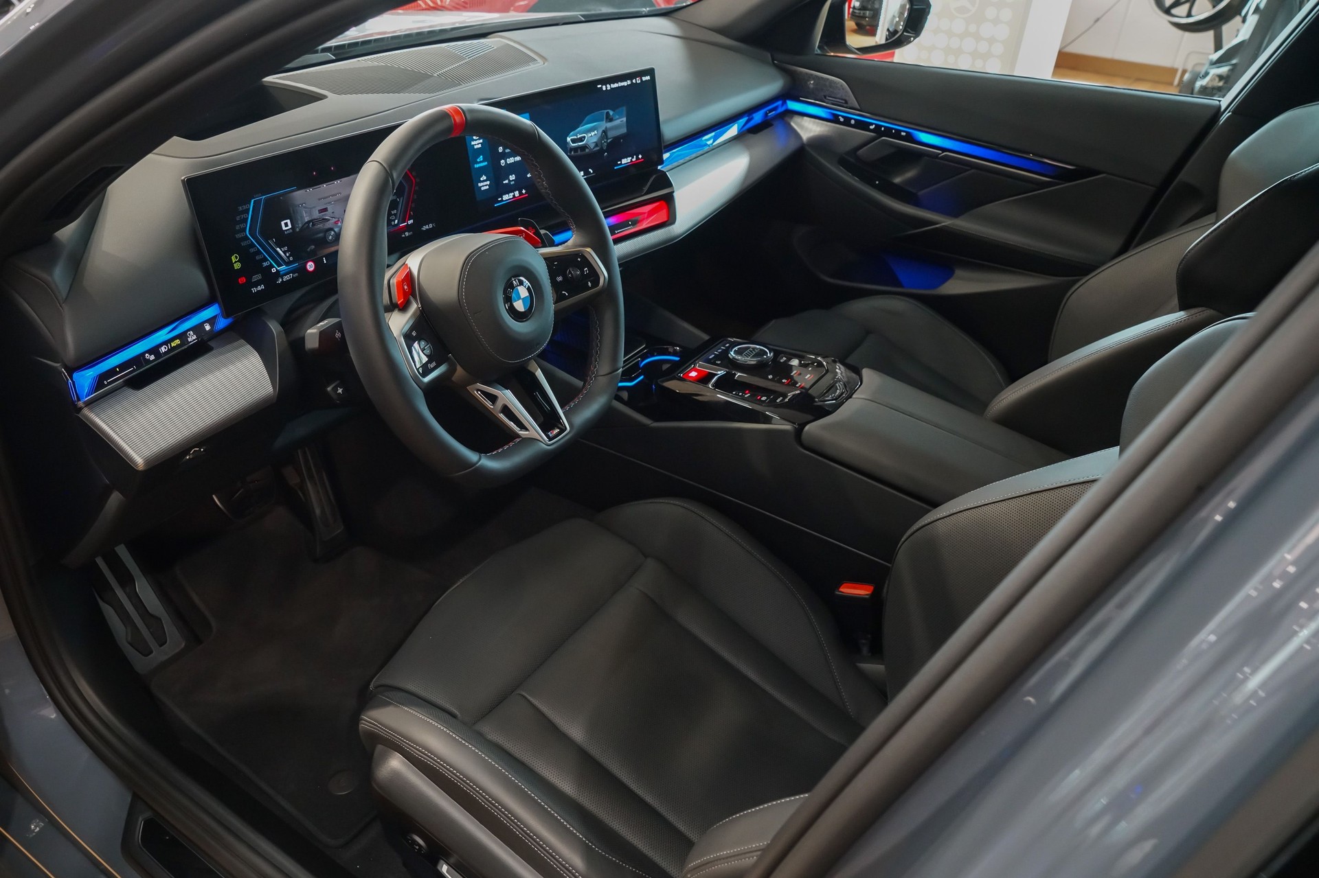 BMW M5 xDrive Individual Storm Bay-image-15