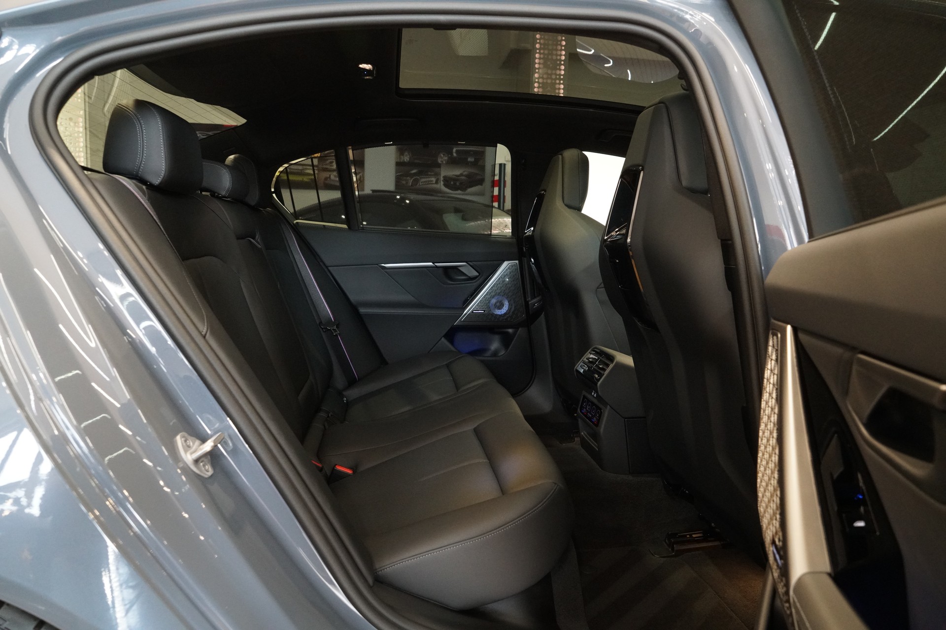BMW M5 xDrive Touring Individual Storm Bay-image-24