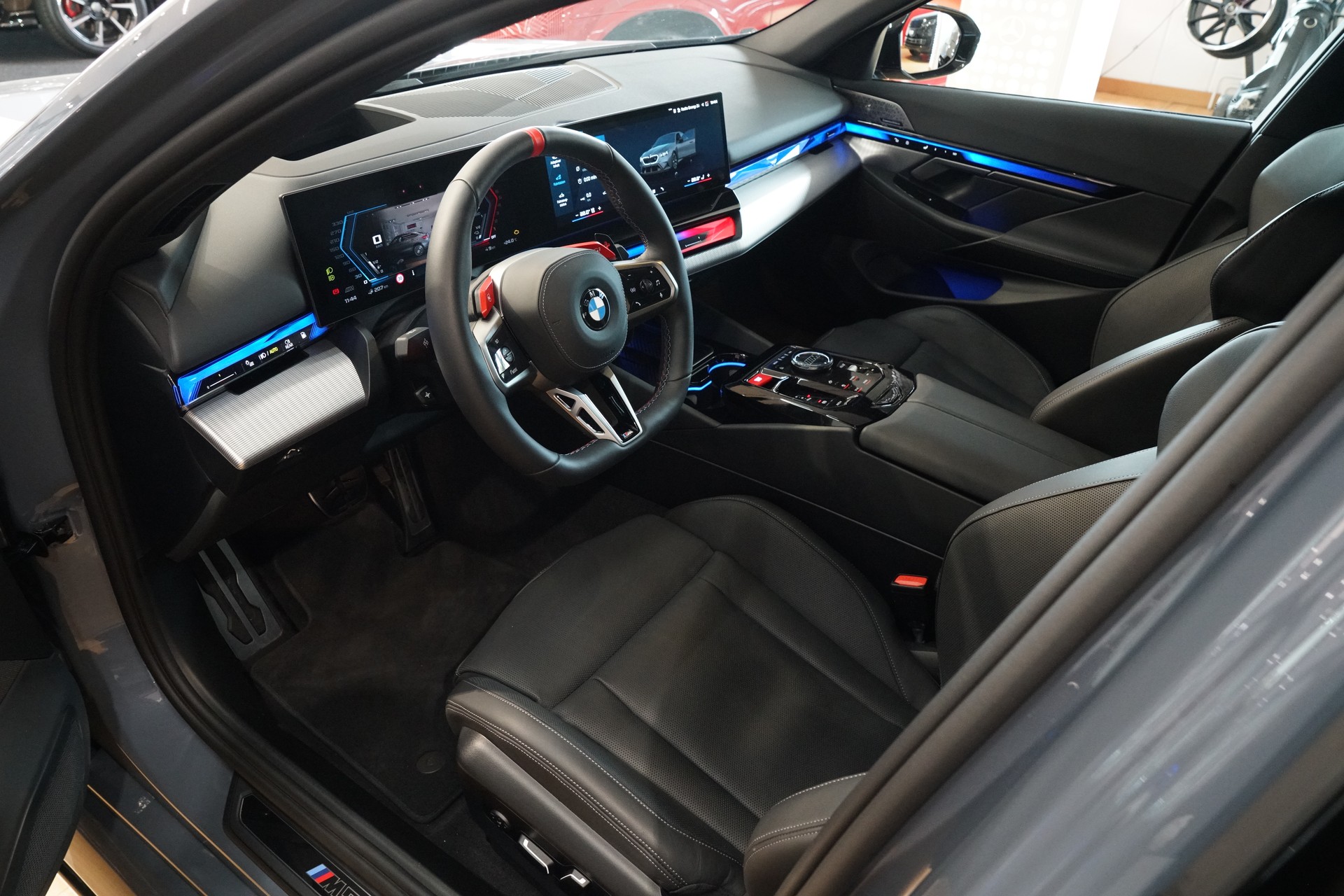 BMW M5 xDrive Touring Individual Storm Bay-image-15