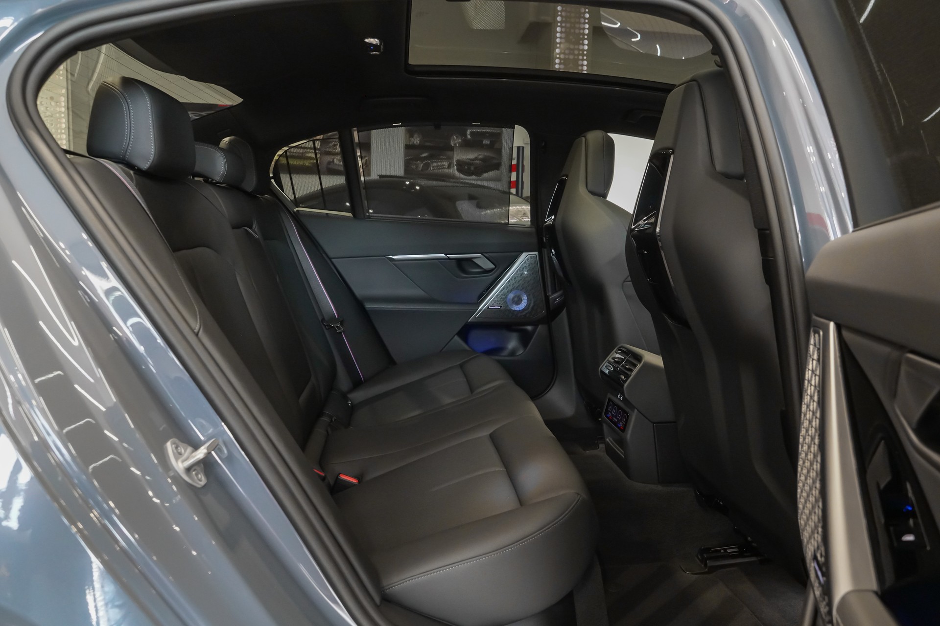 BMW M5 xDrive Individual Storm Bay-image-24
