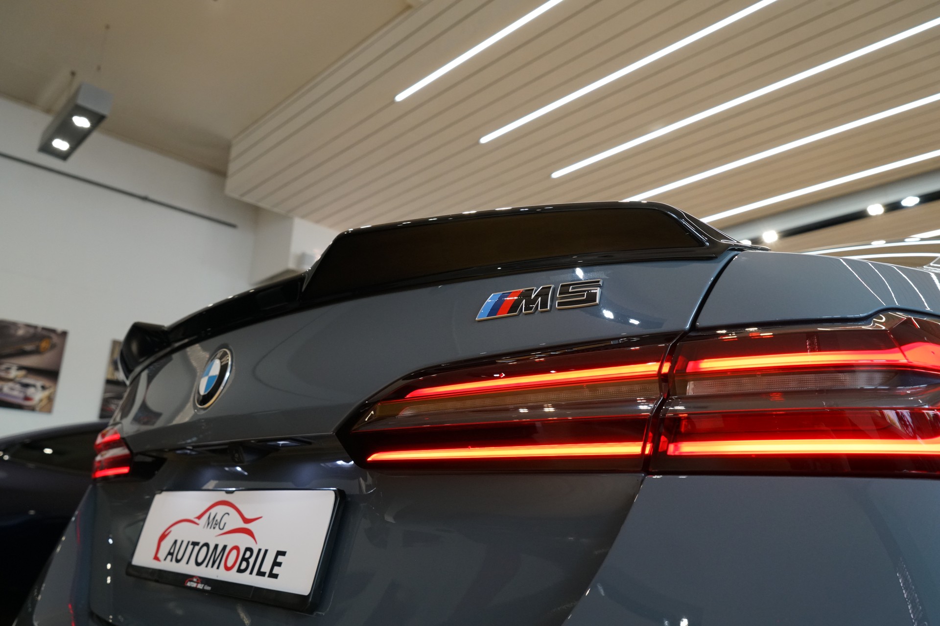 BMW M5 xDrive Touring Individual Storm Bay-image-10