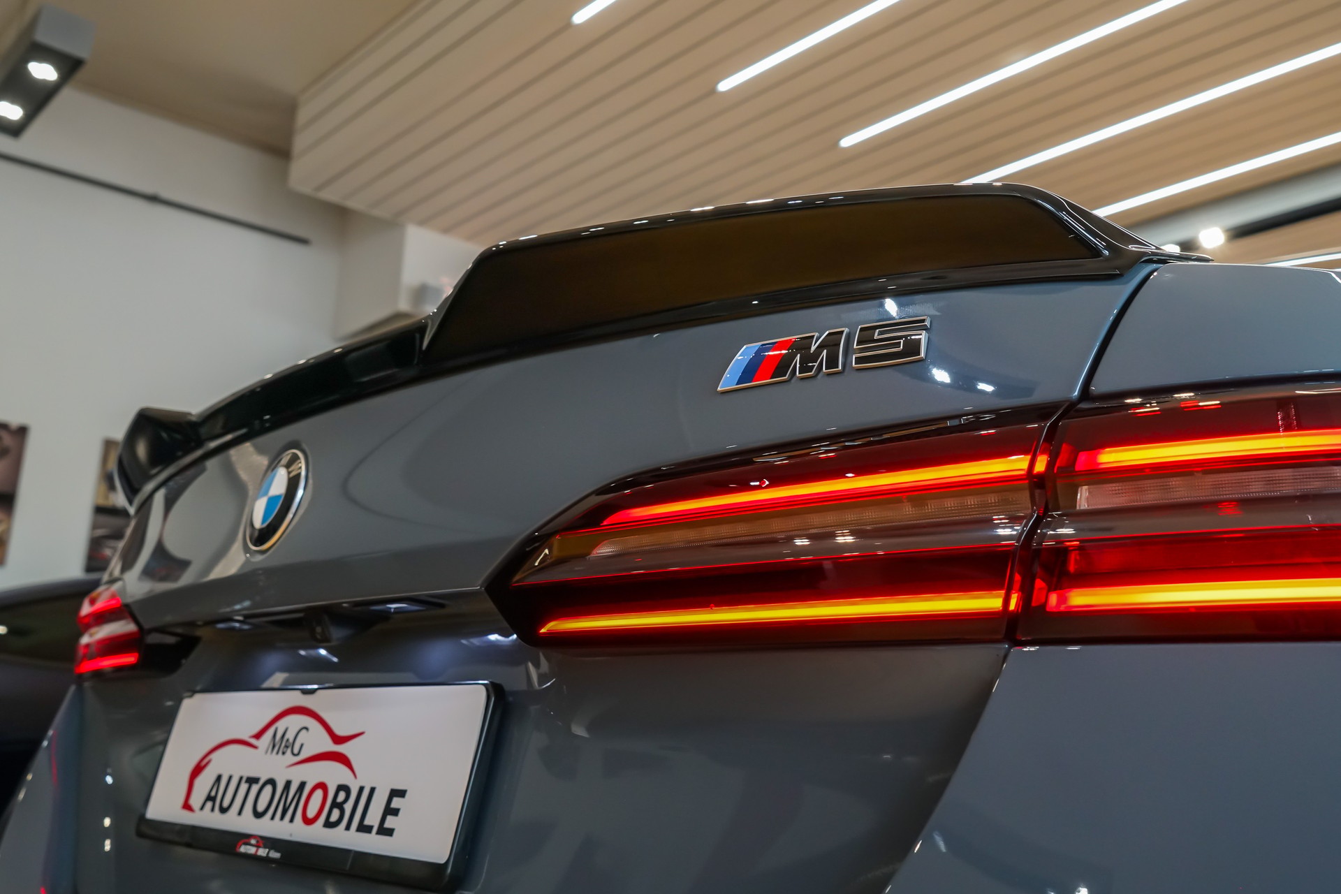 BMW M5 xDrive Individual Storm Bay-image-10