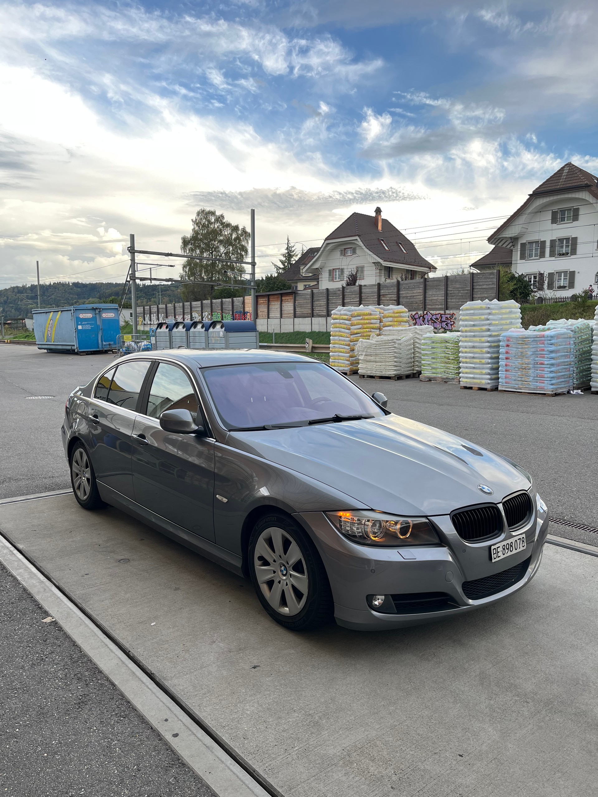 BMW 325i-image-1