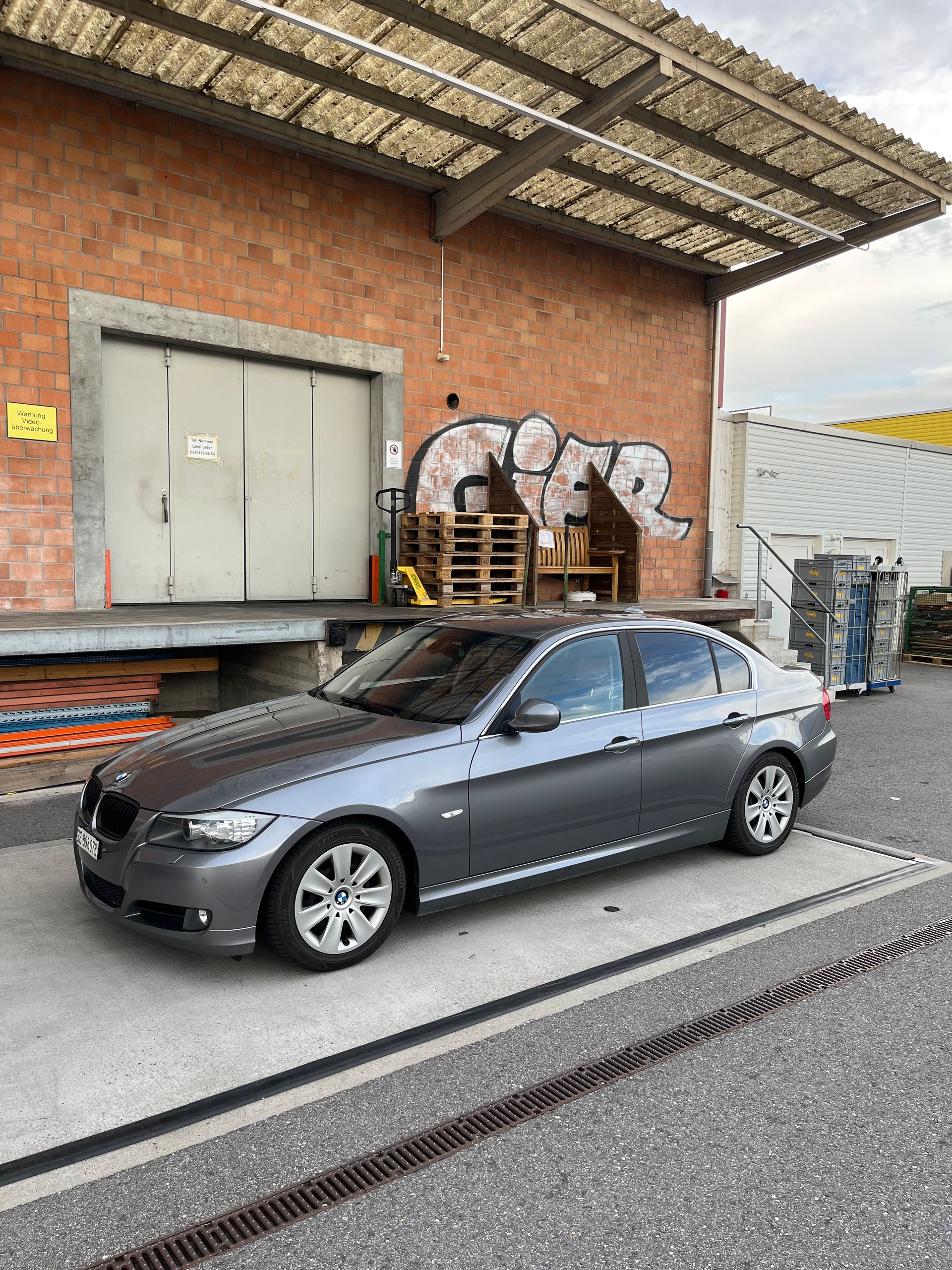 BMW 325i-image-2