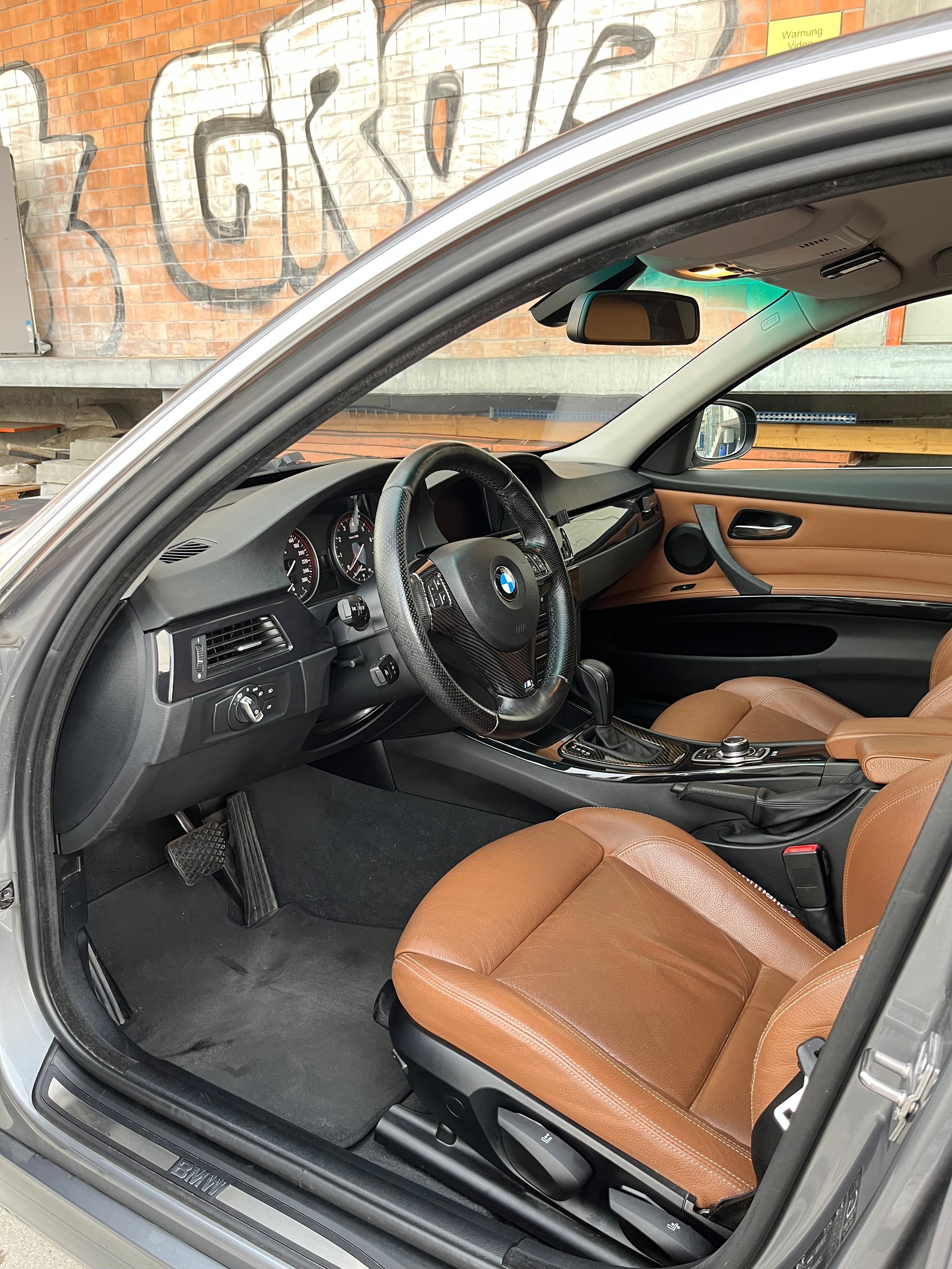 BMW 325i-image-5
