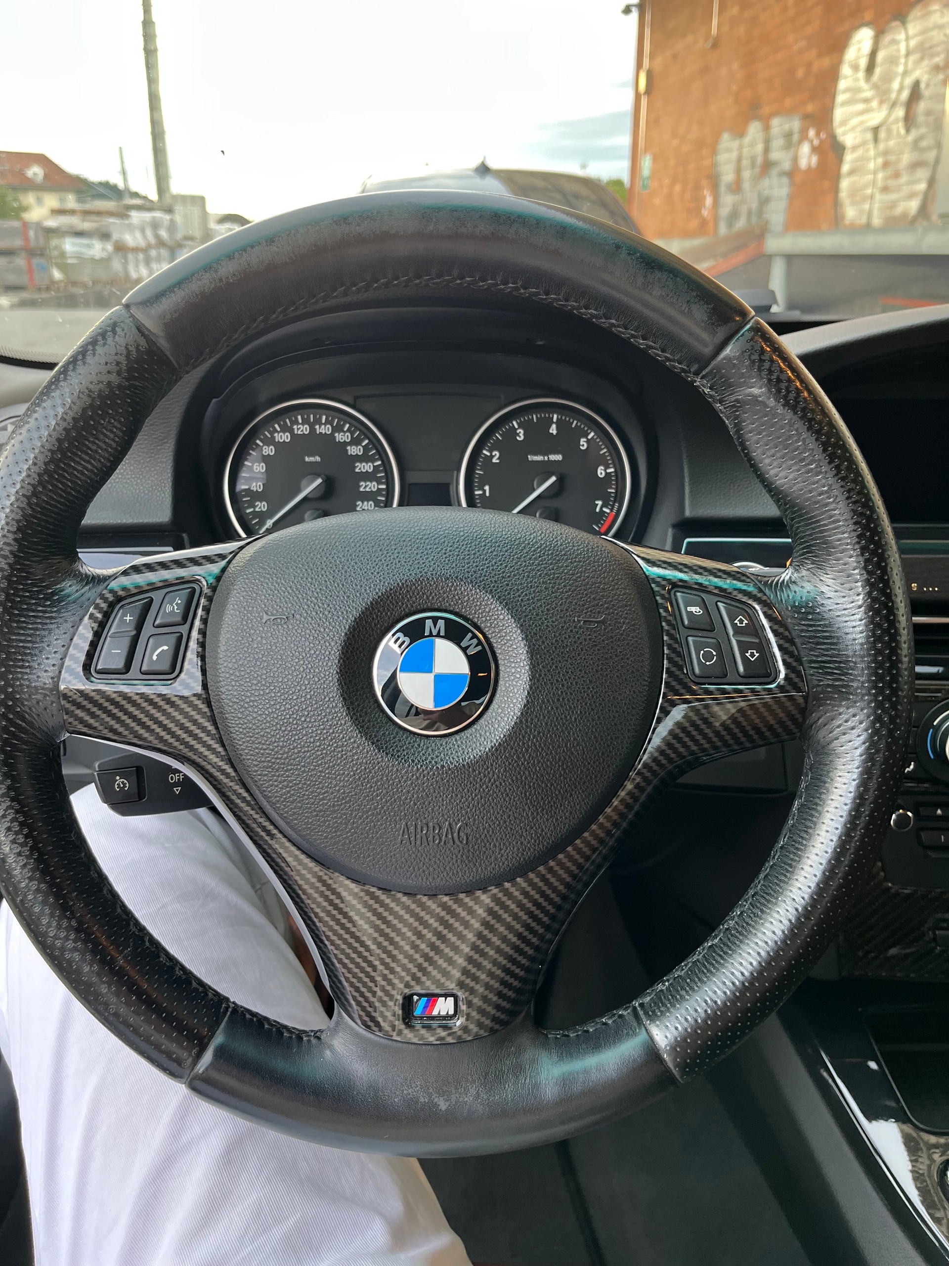 BMW 325i-image-4