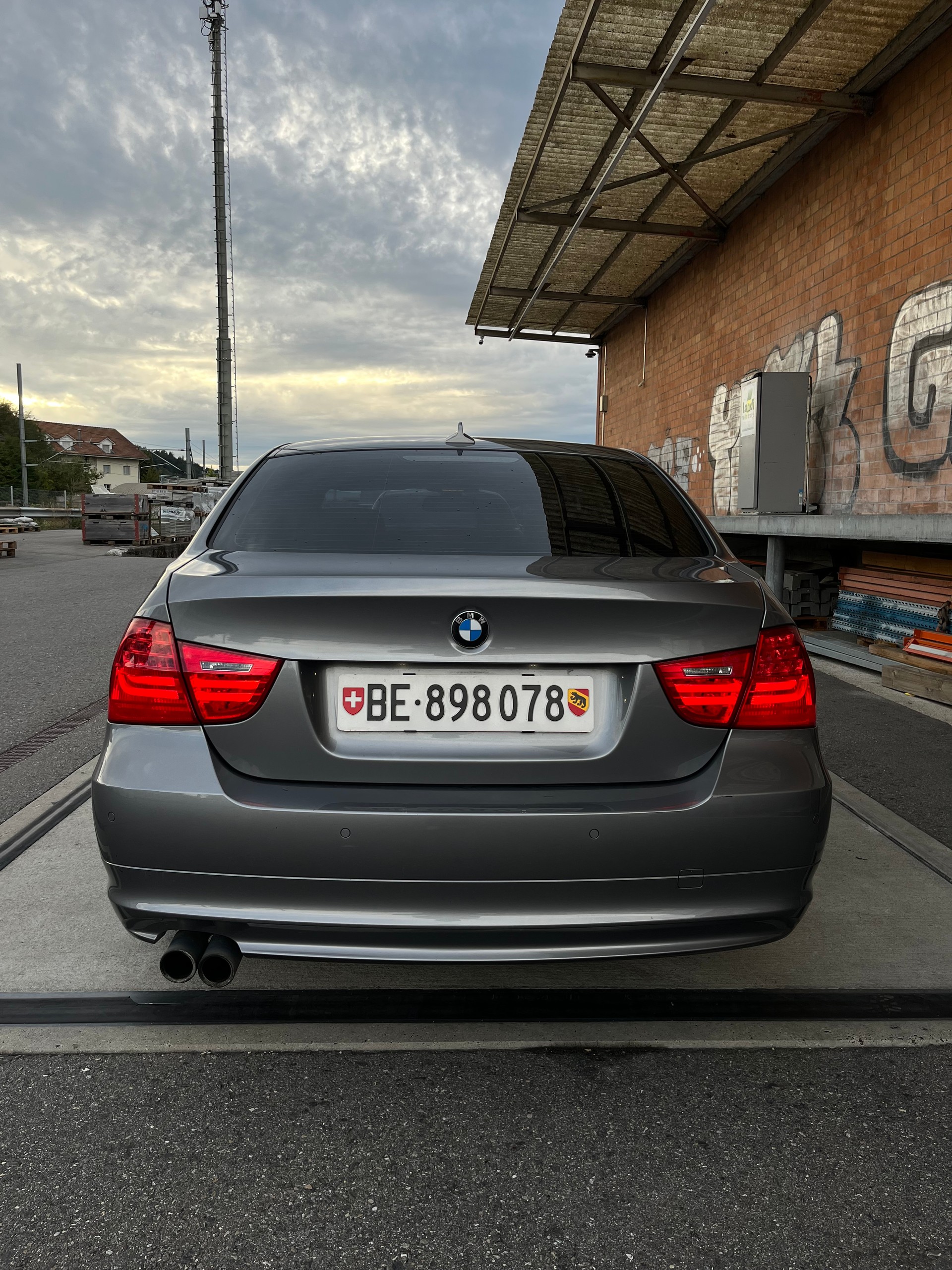 BMW 325i-image-3