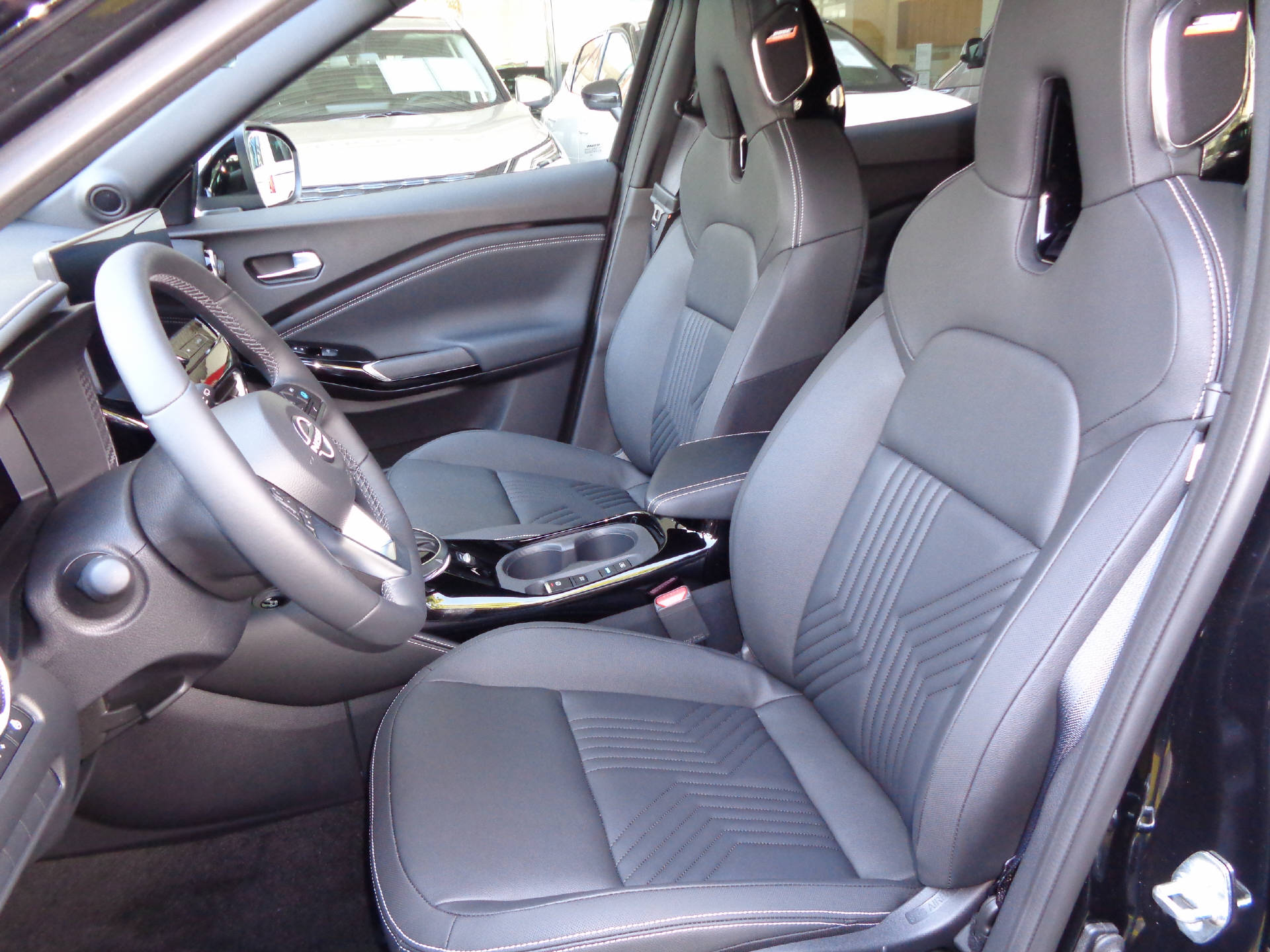 NISSAN Juke 1.6 Hybrid Tekna-image-8