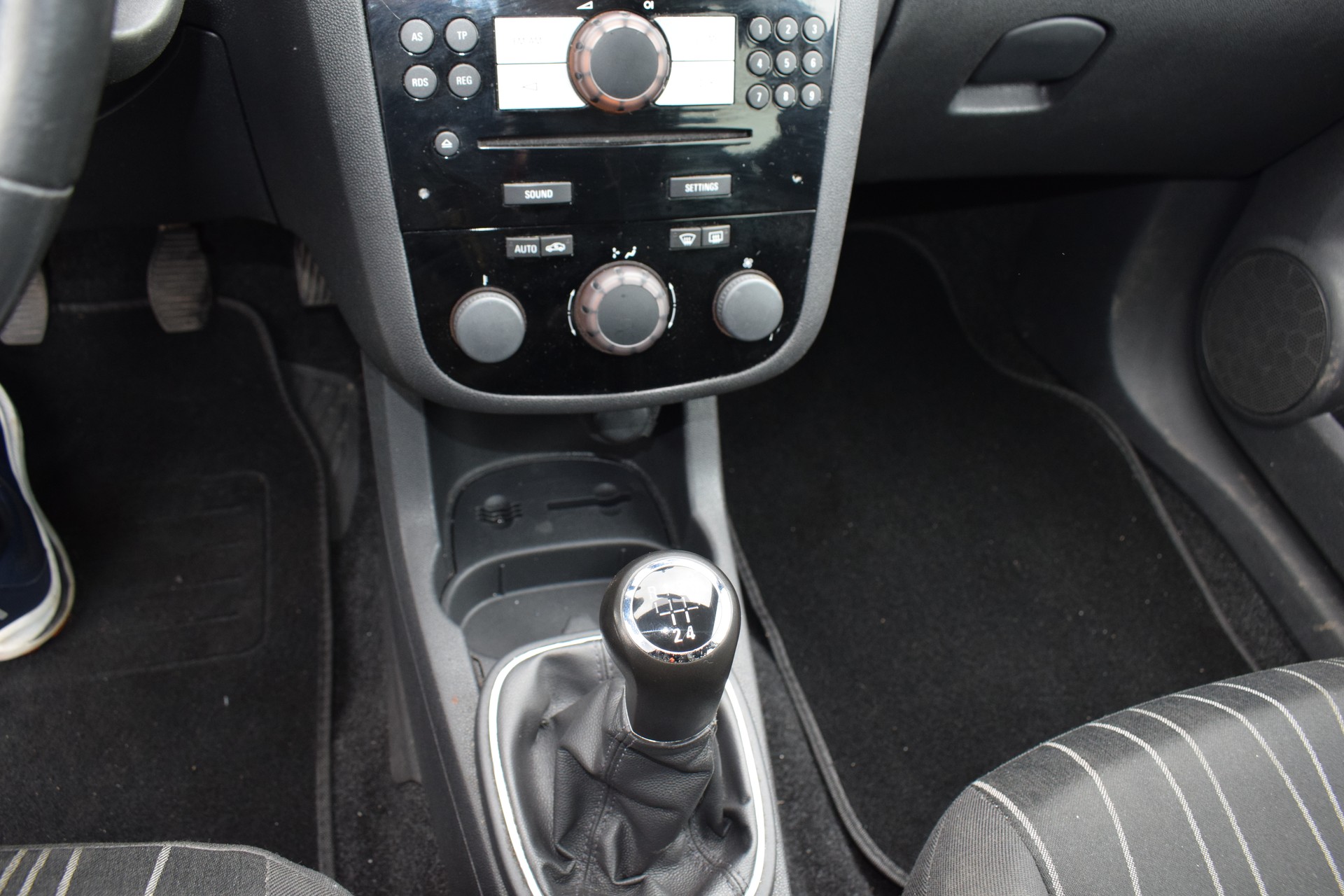 OPEL Corsa 1.4 TP Anniversary-image-11