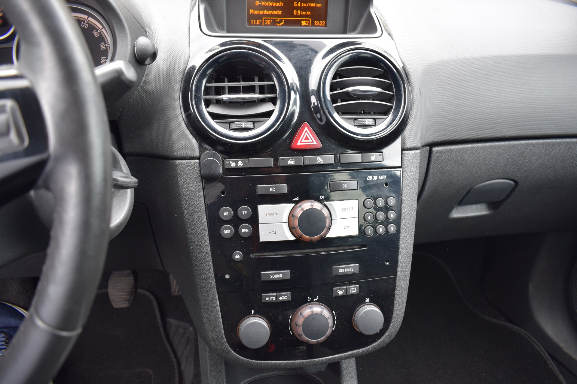 OPEL Corsa 1.4 TP Anniversary-image-10