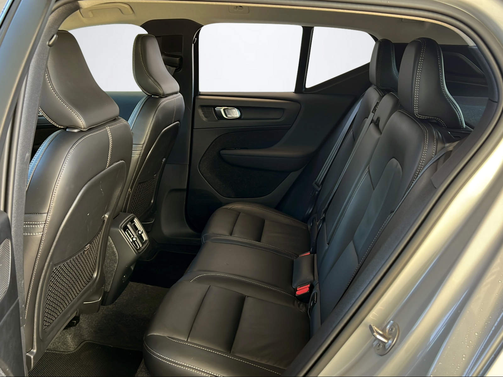 VOLVO XC40 2.0 B4 MH Plus Dark-image-10