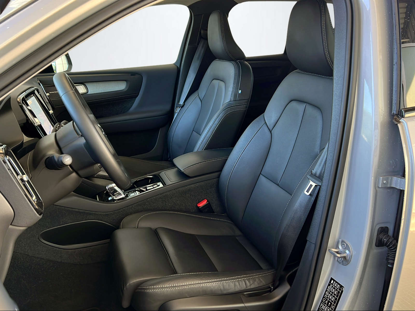 VOLVO XC40 2.0 B4 MH Plus Dark-image-14