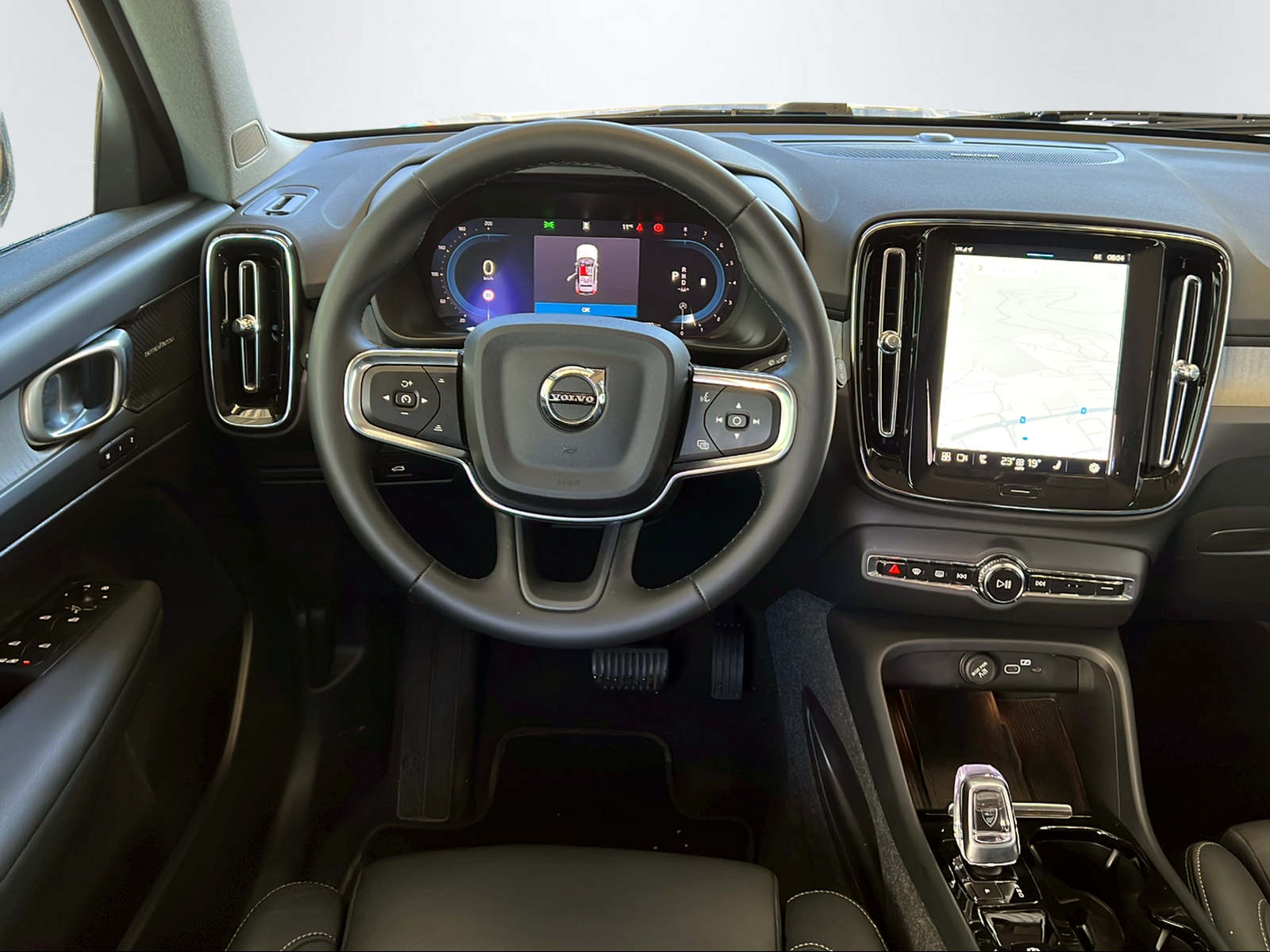 VOLVO XC40 2.0 B4 MH Plus Dark-image-12