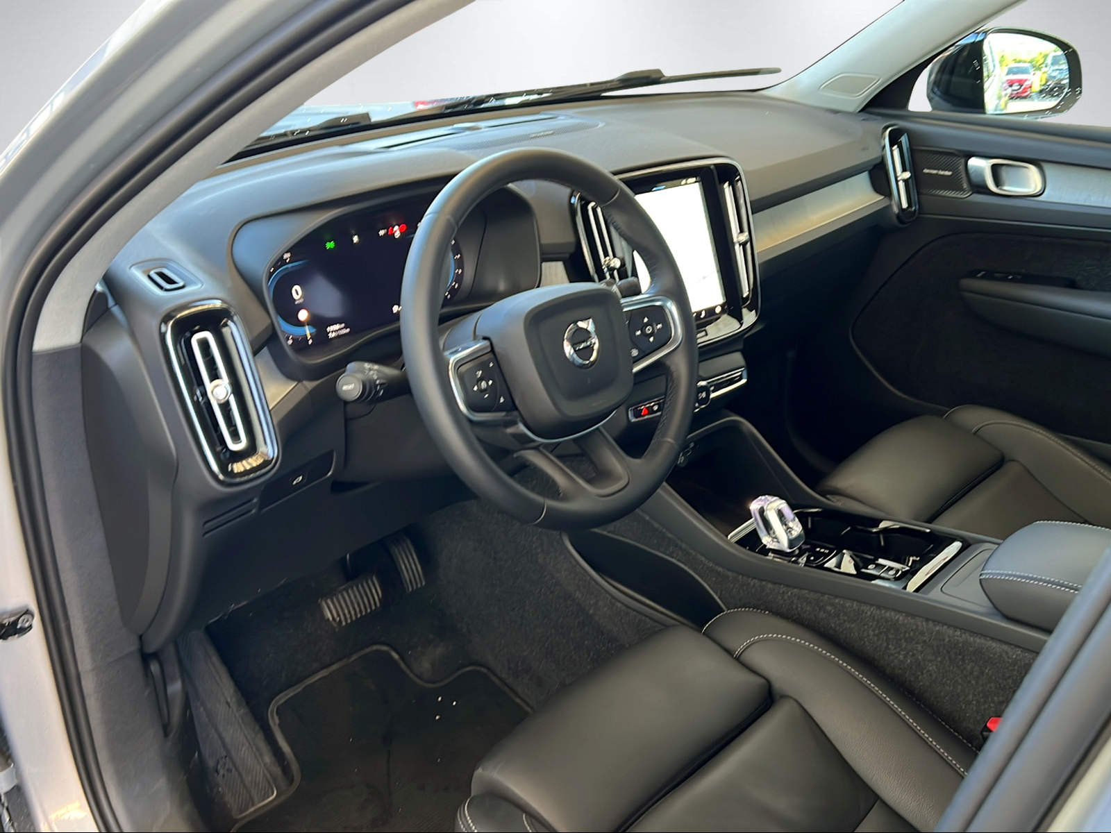 VOLVO XC40 2.0 B4 MH Plus Dark-image-13