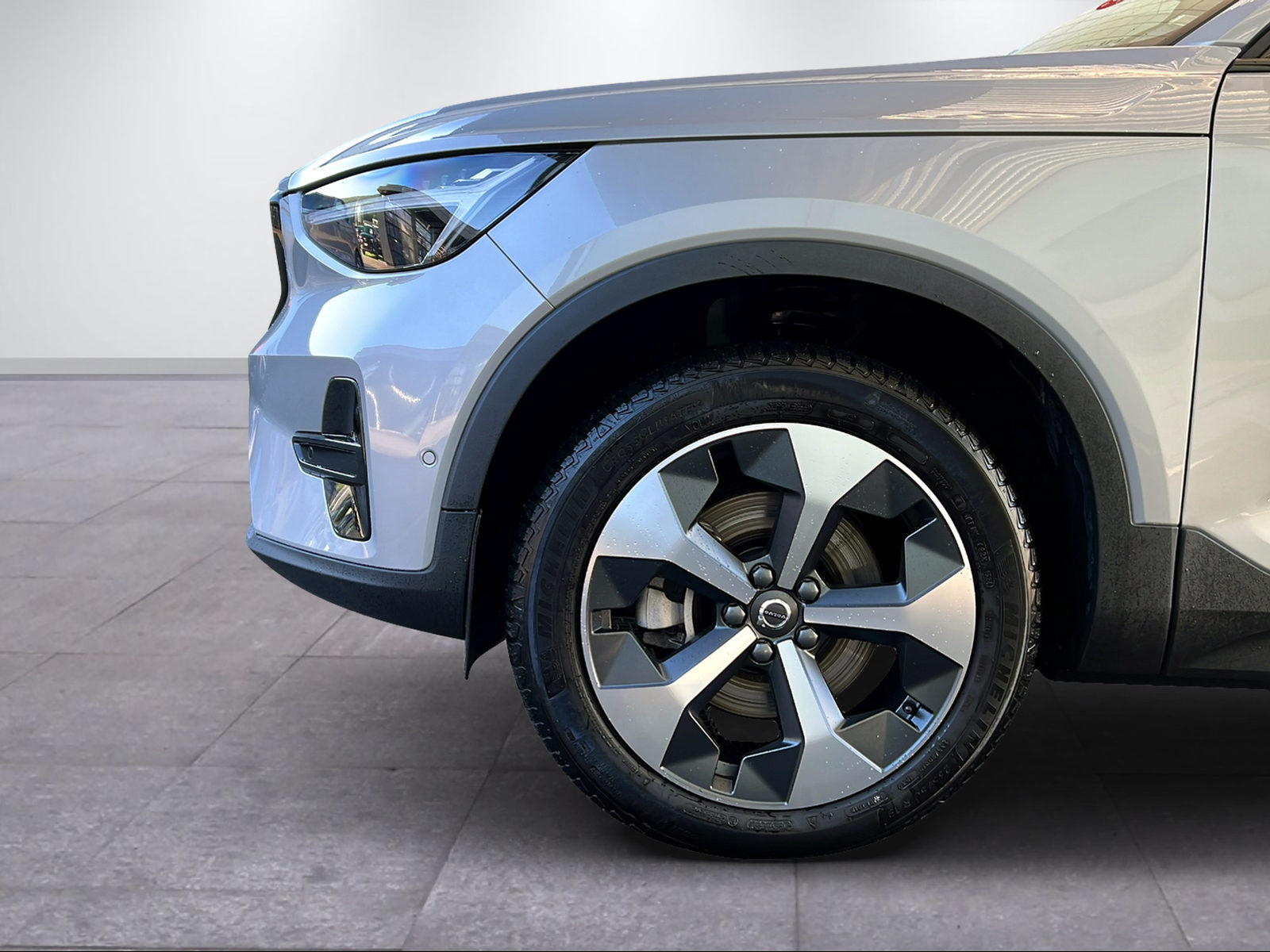 VOLVO XC40 2.0 B4 MH Plus Dark-image-2