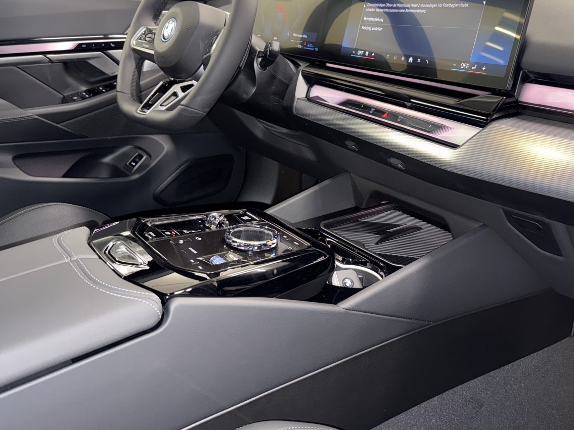 BMW 550e xDrive Touring M Sport Steptronic-image-19